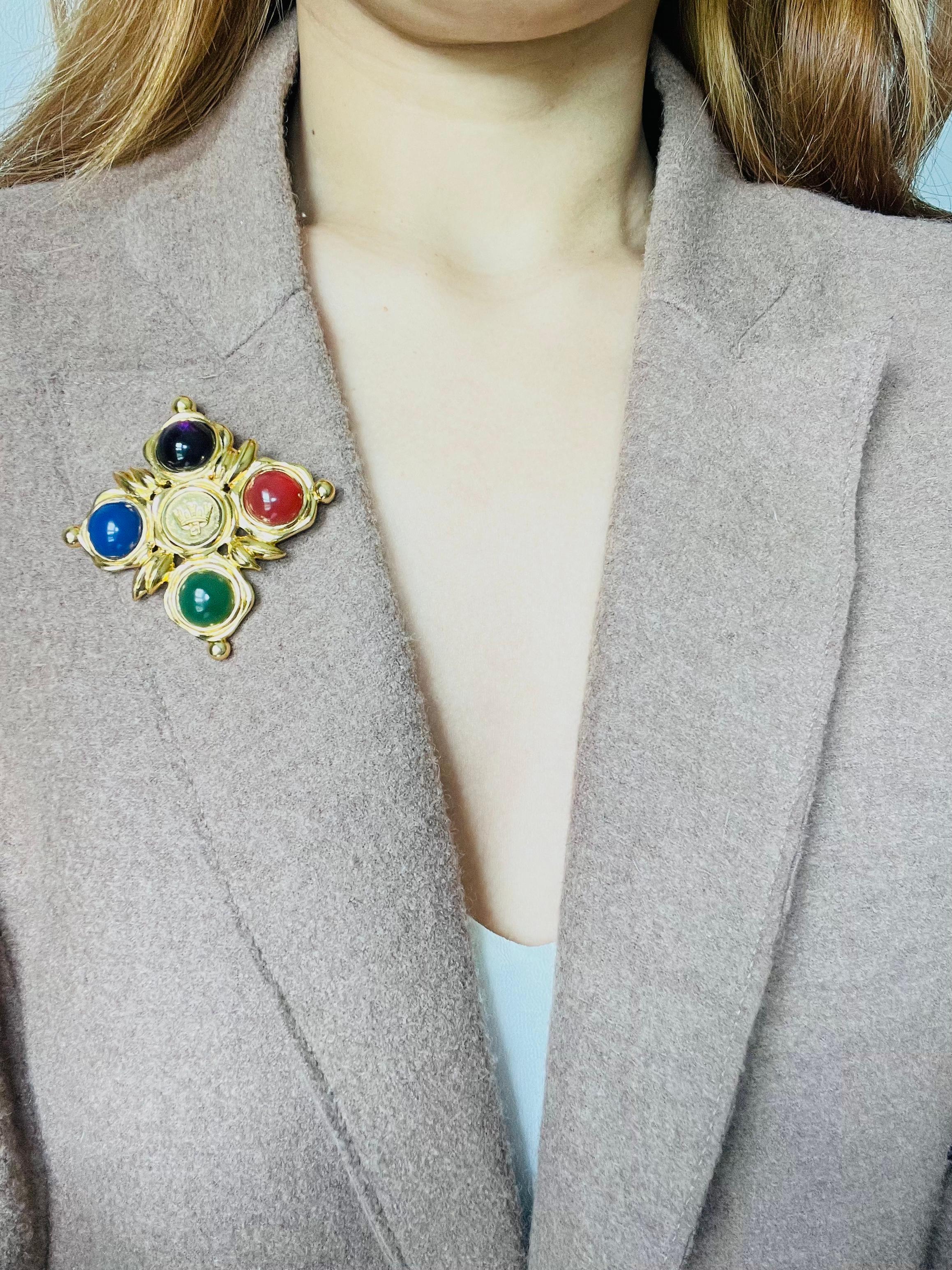 Femenino o masculino Fendi Vintage Gripoix Logo F Crown Crest Maltese Cross Cabochon Chunky Broche en venta