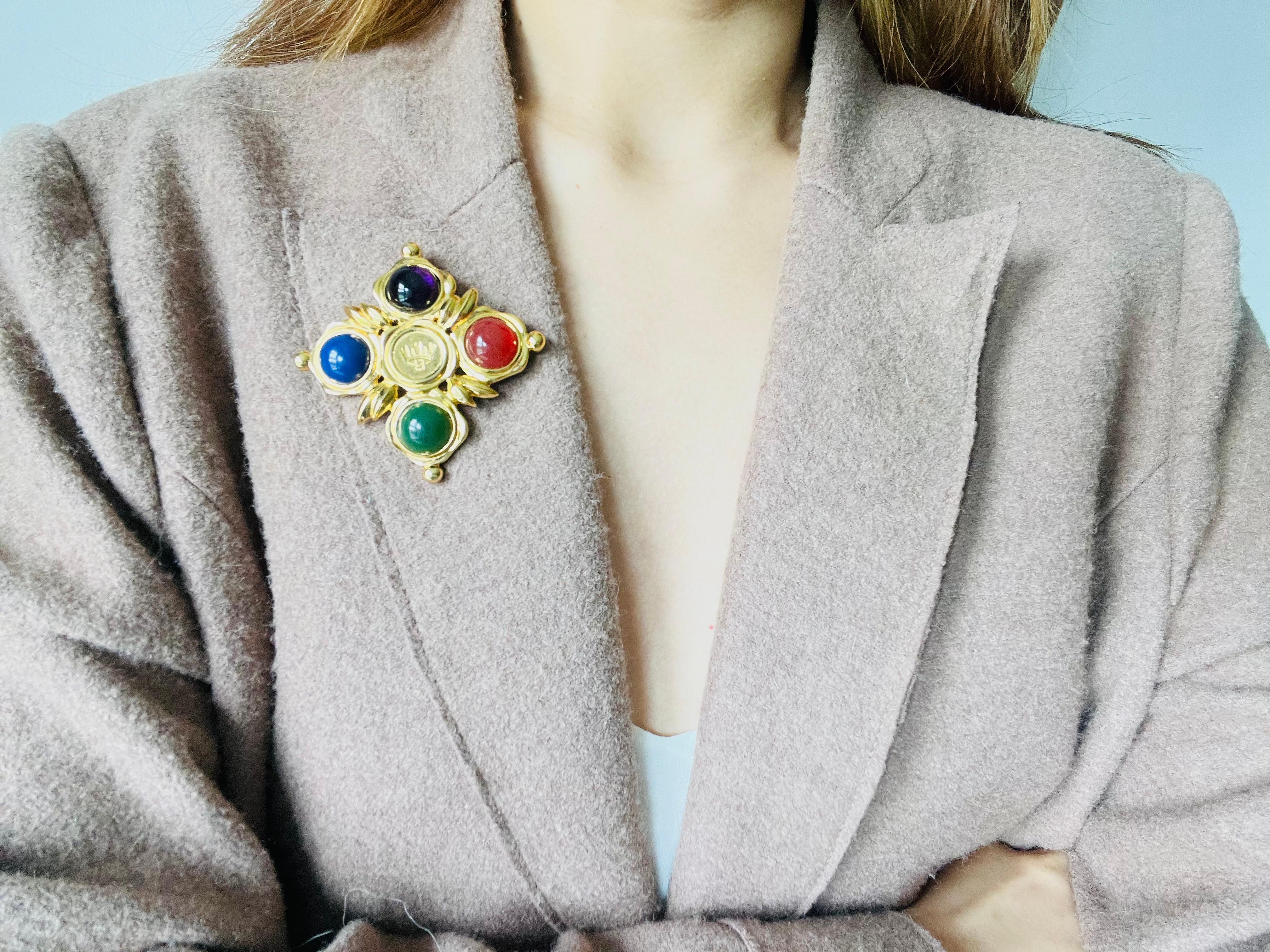Fendi Vintage Gripoix Logo F Crown Crest Maltese Cross Cabochon Chunky Broche en venta 1