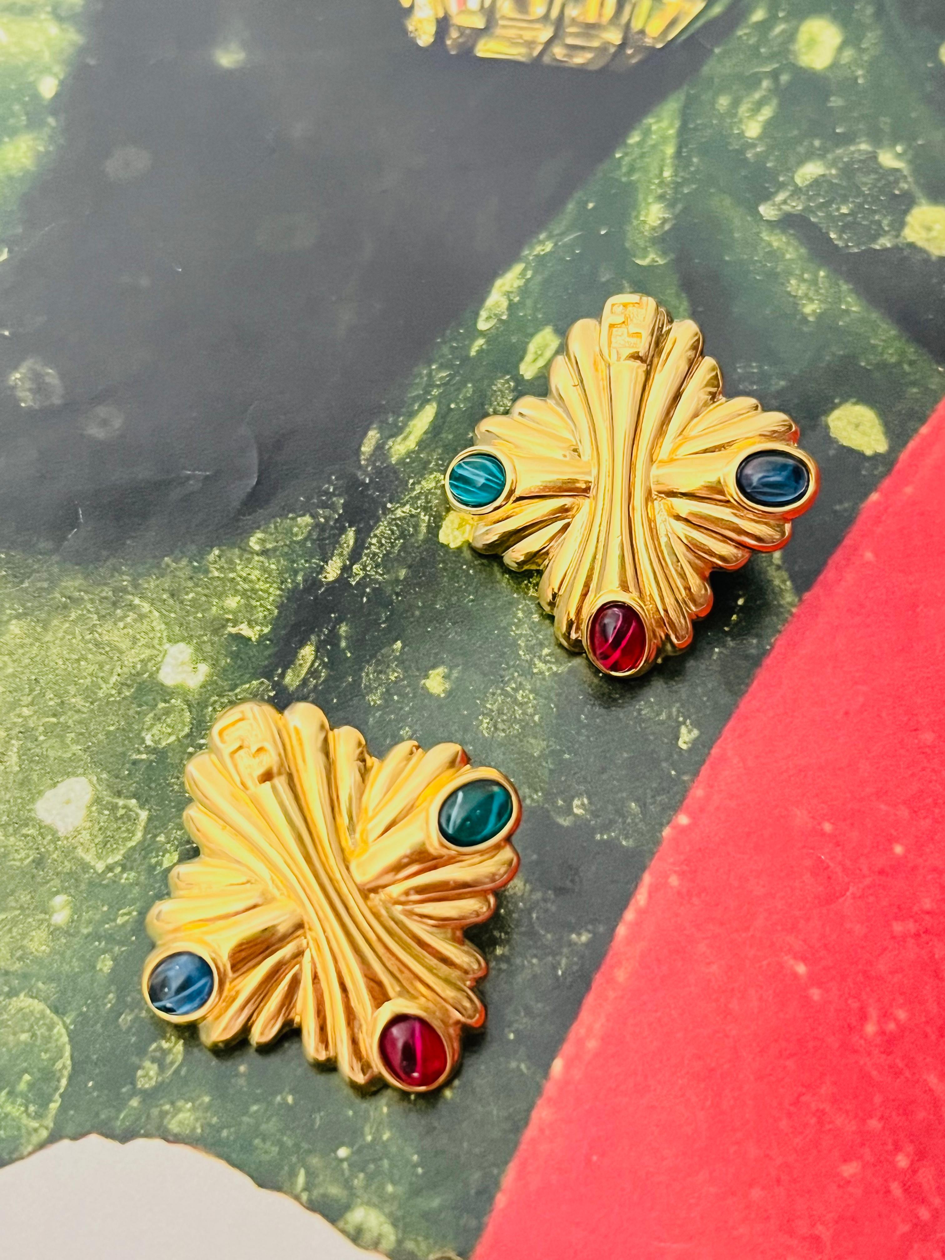 Fendi Vintage Gripoix Logo F Fendista Crest Maltese Cross Cabochon Emerald Sapphire Ruby Green Navy Blue Red Pierced Earrings, Gold Plated

Very excellent condition. Looks very new. 100% genuine. Unique design.

A very beautiful pair of clip on