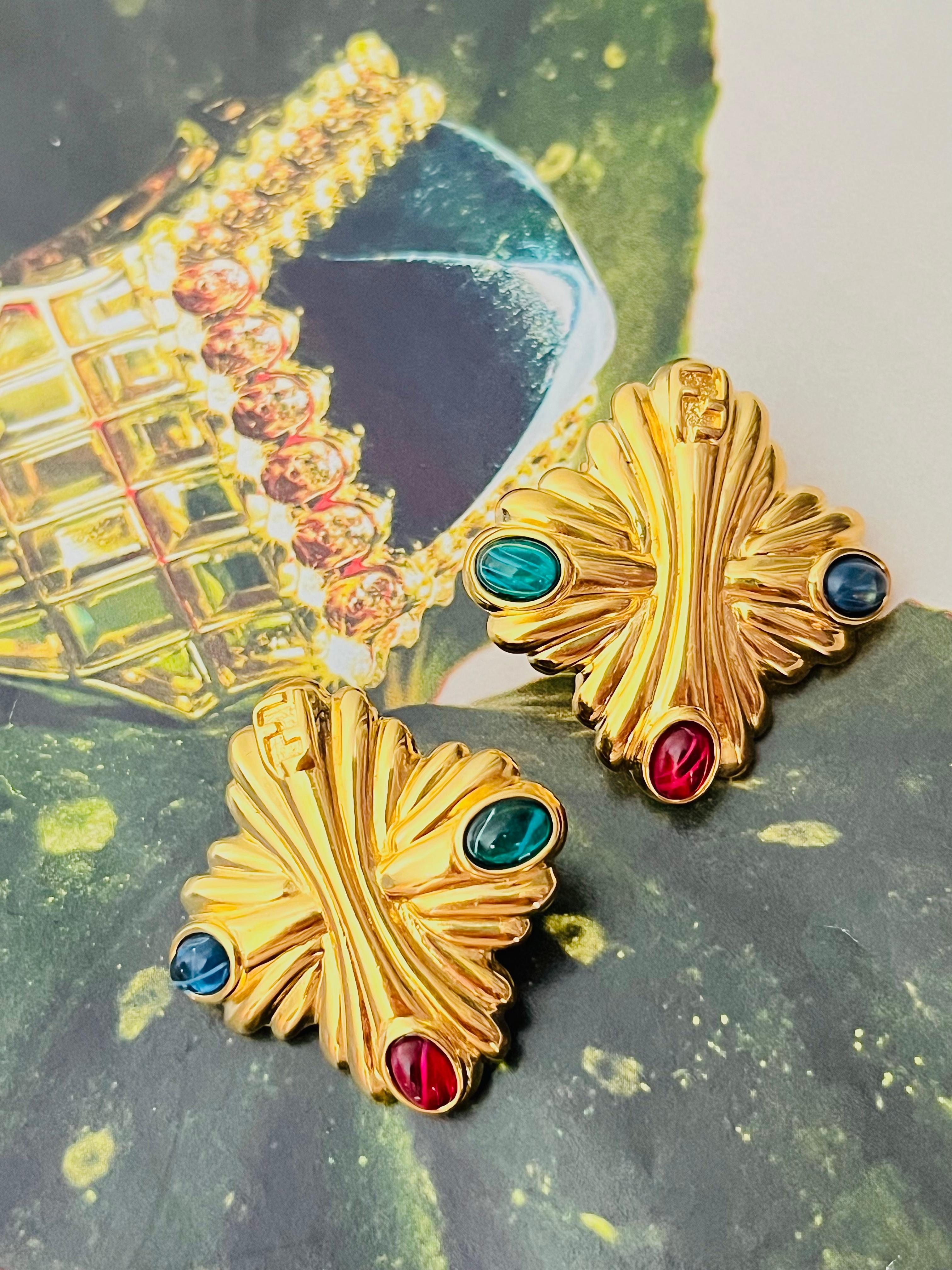 Fendi Vintage Gripoix Logo F Rubin Smaragd Lapis Crest Malteserkreuz Ohrringe im Zustand „Hervorragend“ im Angebot in Wokingham, England