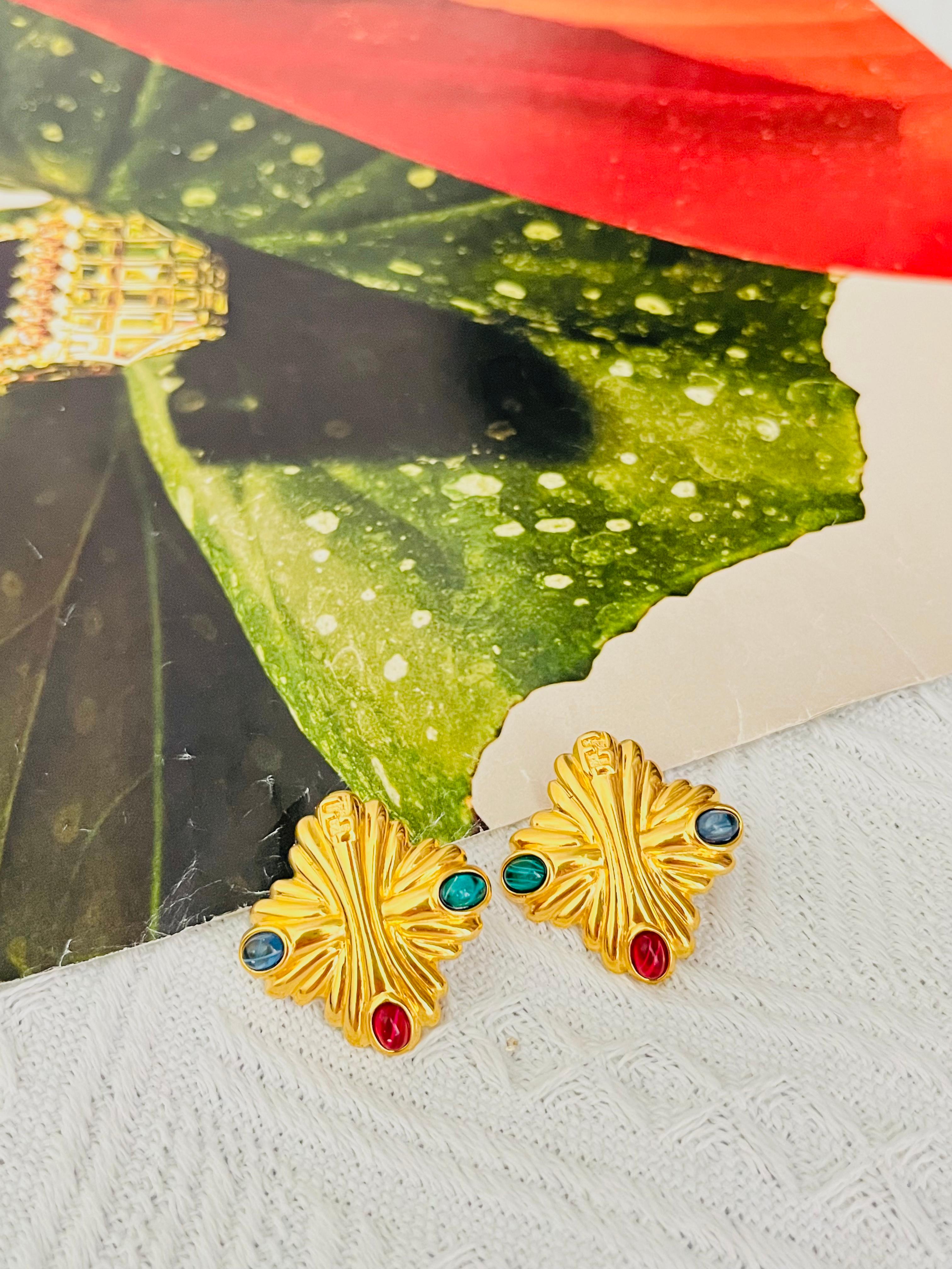 Fendi Vintage Gripoix Logo F Rubin Smaragd Lapis Crest Malteserkreuz Ohrringe für Damen oder Herren im Angebot