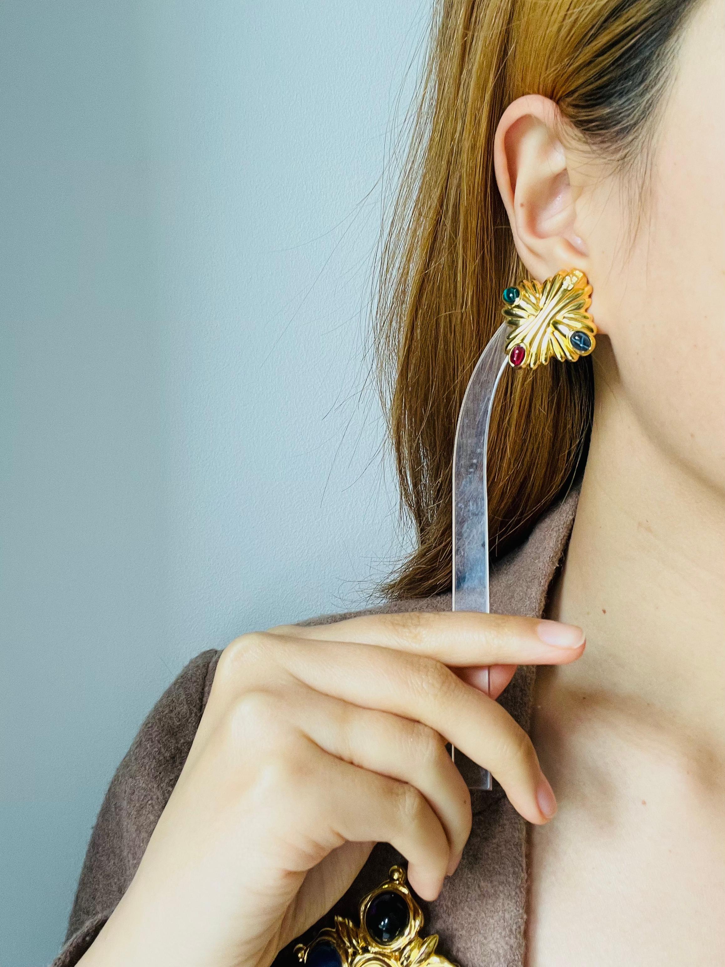 Fendi Vintage Gripoix Logo F Rubin Smaragd Lapis Crest Malteserkreuz Ohrringe im Angebot 2