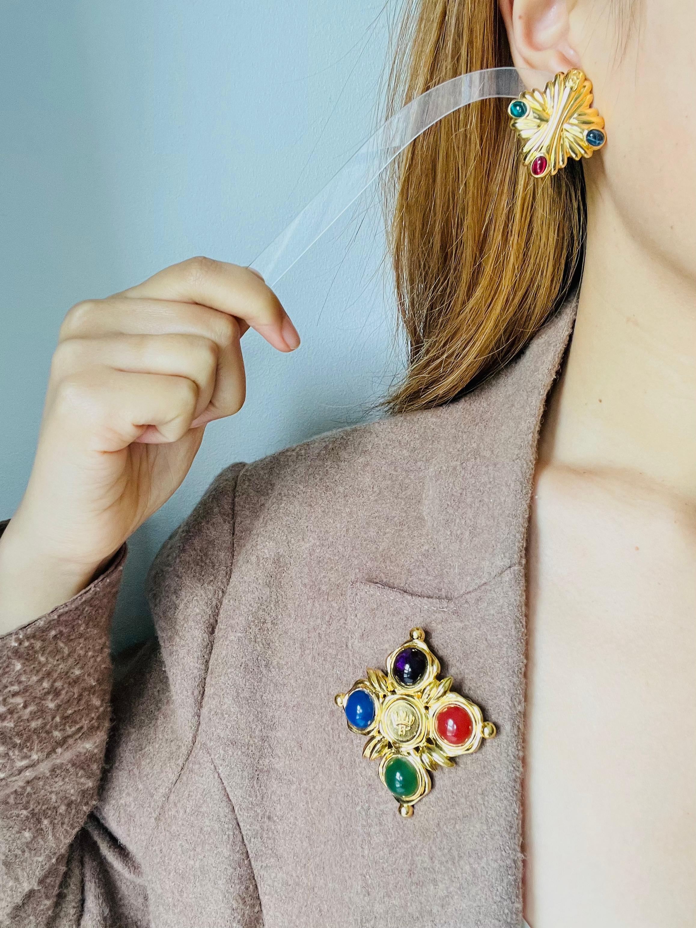 Fendi Vintage Gripoix Logo F Rubin Smaragd Lapis Crest Malteserkreuz Ohrringe im Angebot 3