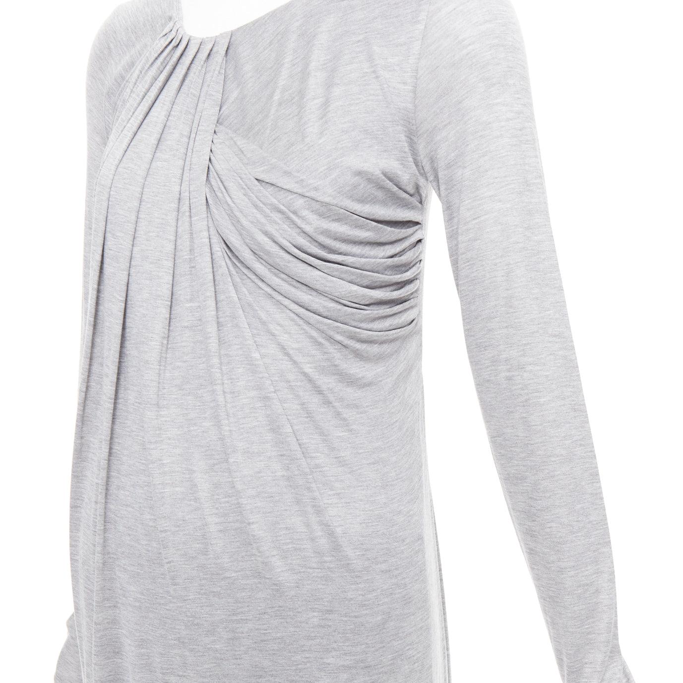 FENDI Vintage hellgrau drapiertes Jersey Rundhals-Midikleid IT40 S
Referenz: CC/A00485
Marke: Fendi
MATERIAL: Rayon
Farbe: Grau
Muster: Solide
Verschluss: Pullover
Hergestellt in: Italien

ZUSTAND:
Zustand: Ausgezeichnet, dieser Artikel war