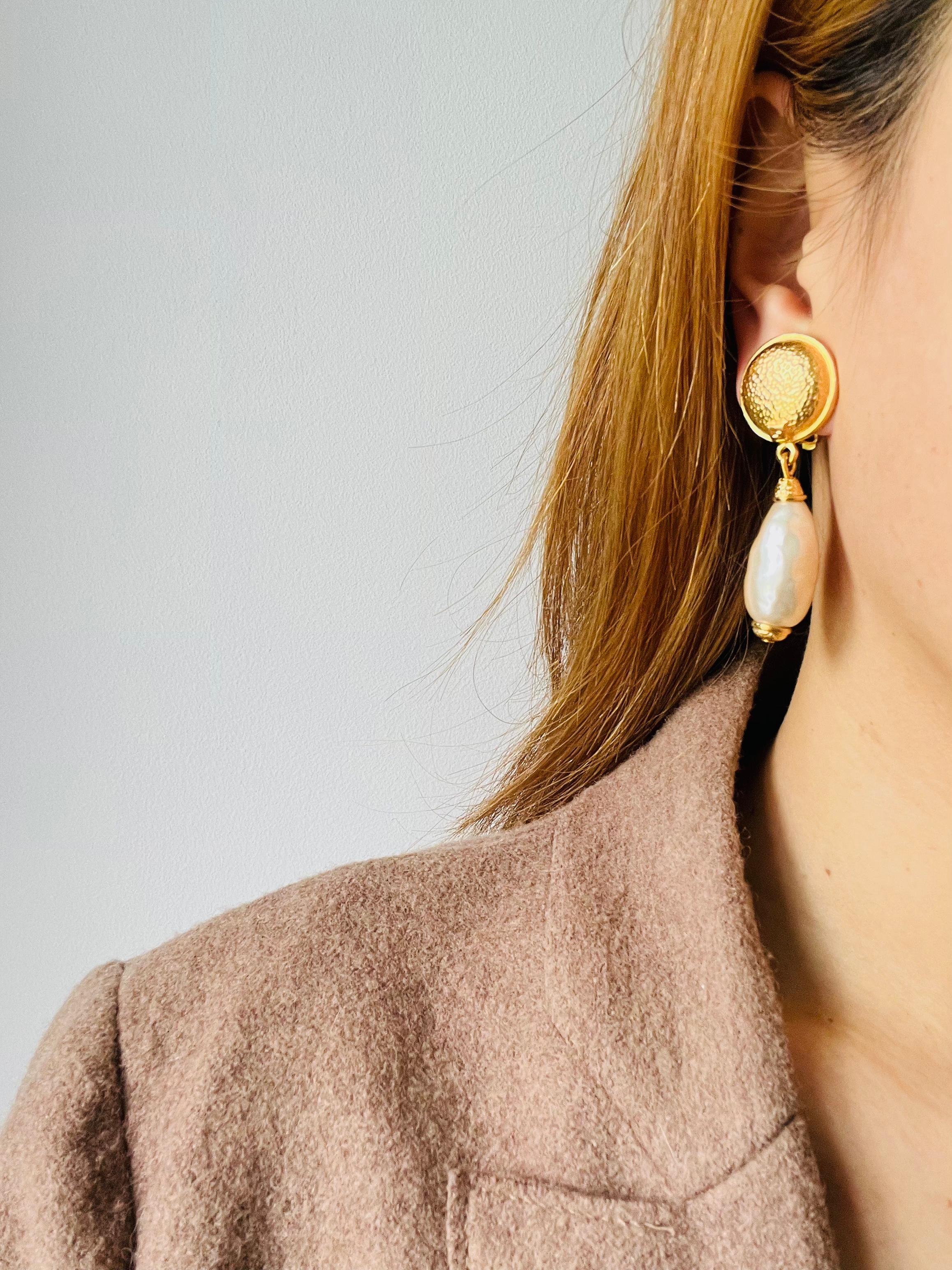 Fendi Vintage Logo F Fendista Kreis Runde weiße Perle Wassertropfen-Ohrclips, F Fendista im Angebot 1