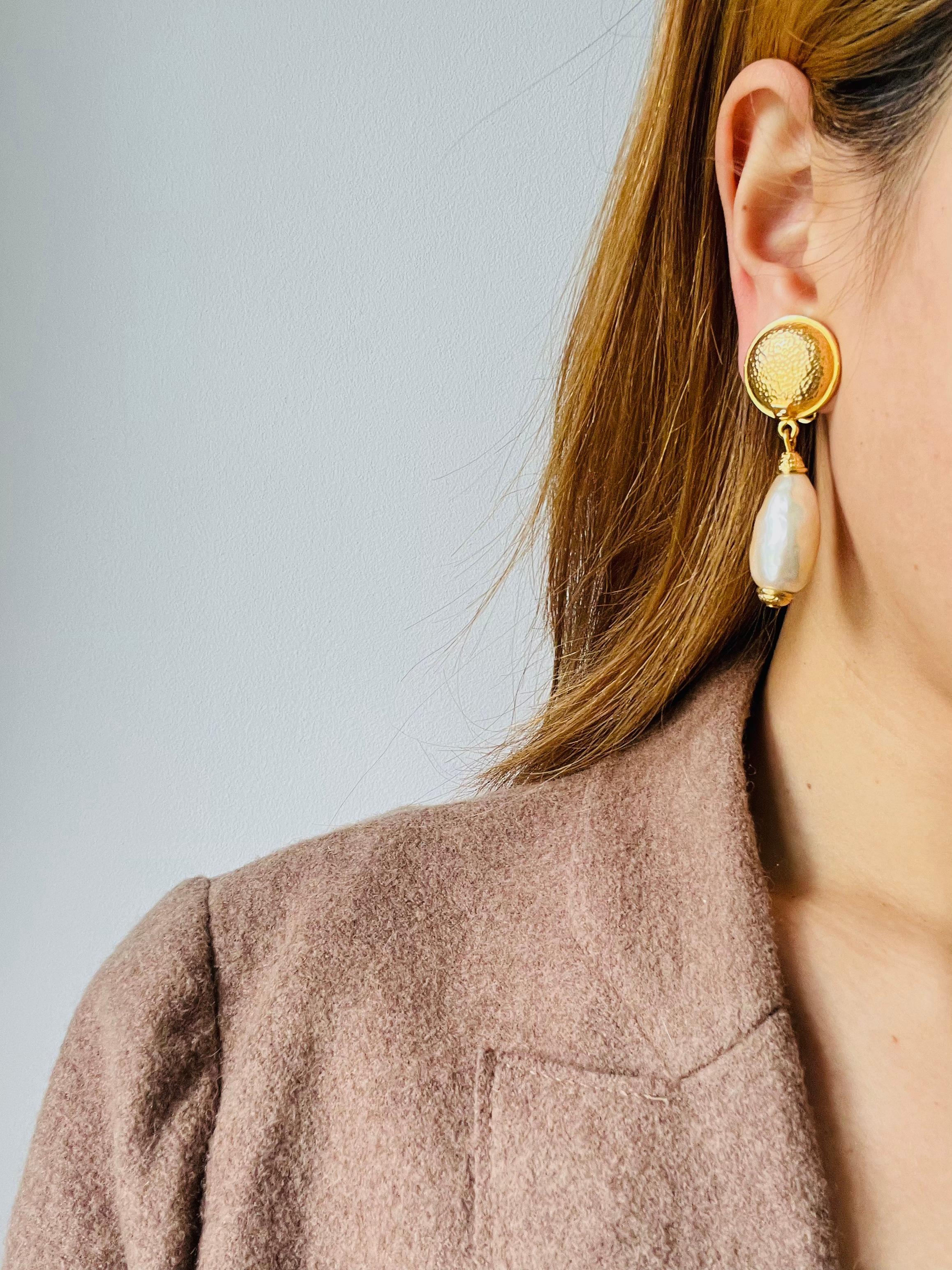 Fendi Vintage Logo F Fendista Kreis Runde weiße Perle Wassertropfen-Ohrclips, F Fendista im Angebot 3