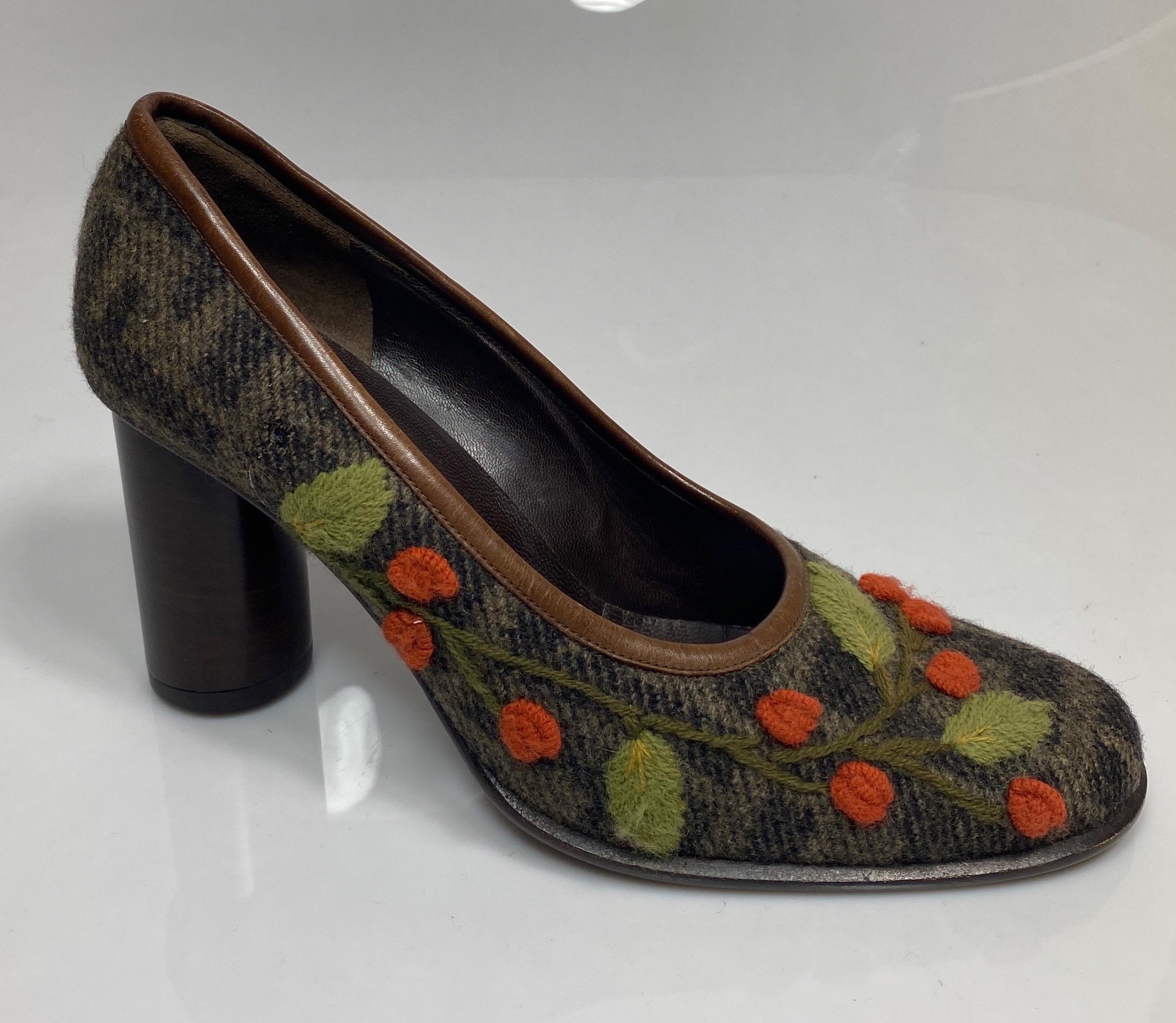 Fendi Logo Print Wool Embroidered Pump - Size 5.5 
Description:
Vintage
Leather interior and piping
Wool logo fabric
Embroidered Leaf and flower Red and Olive colors
1.5” wide
3.5” Round Woodstack heel
Very good condition