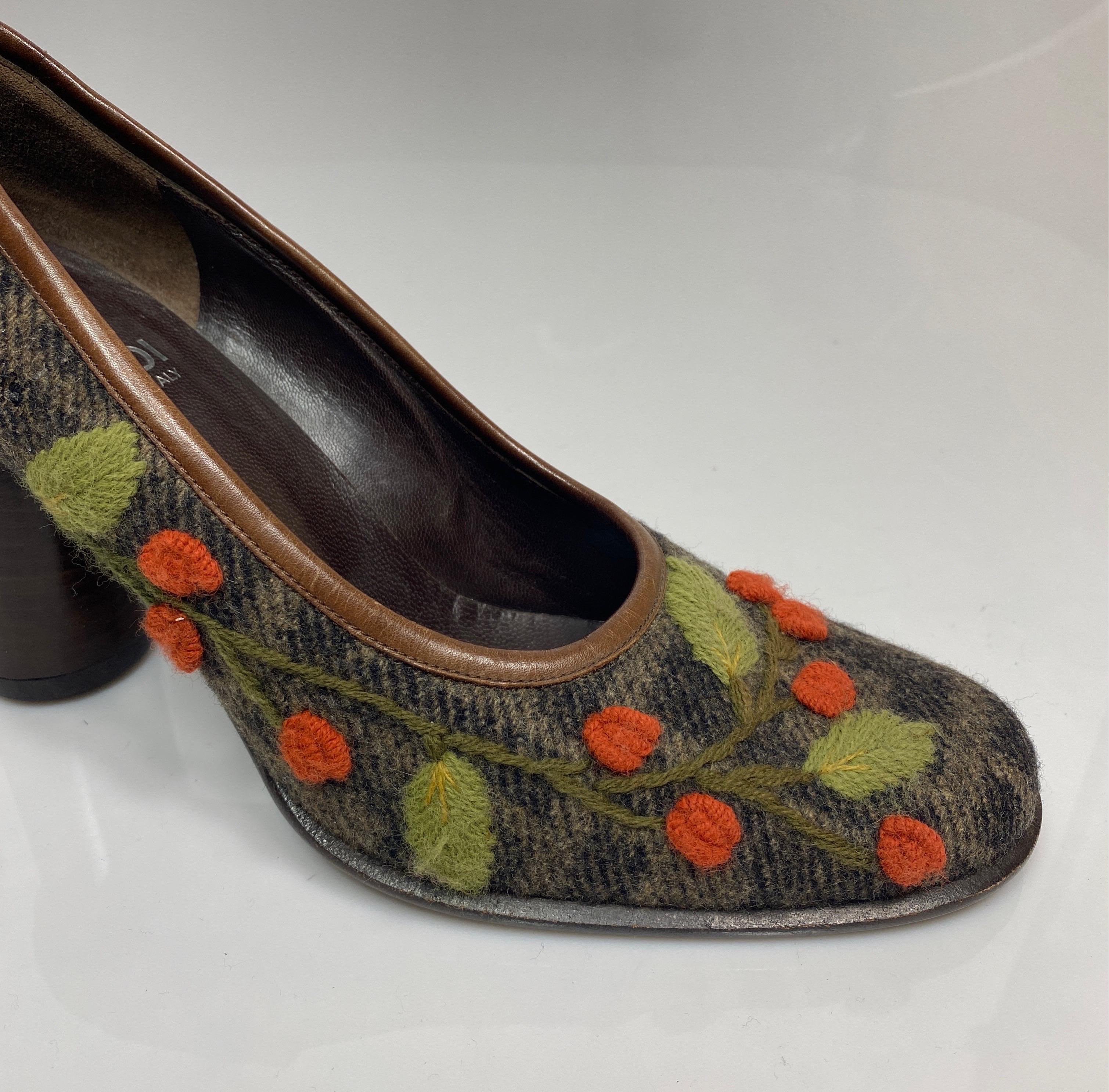 Fendi Vintage Logo Print Wool Embroidered Pump - Size 5.5  In Good Condition For Sale In West Palm Beach, FL
