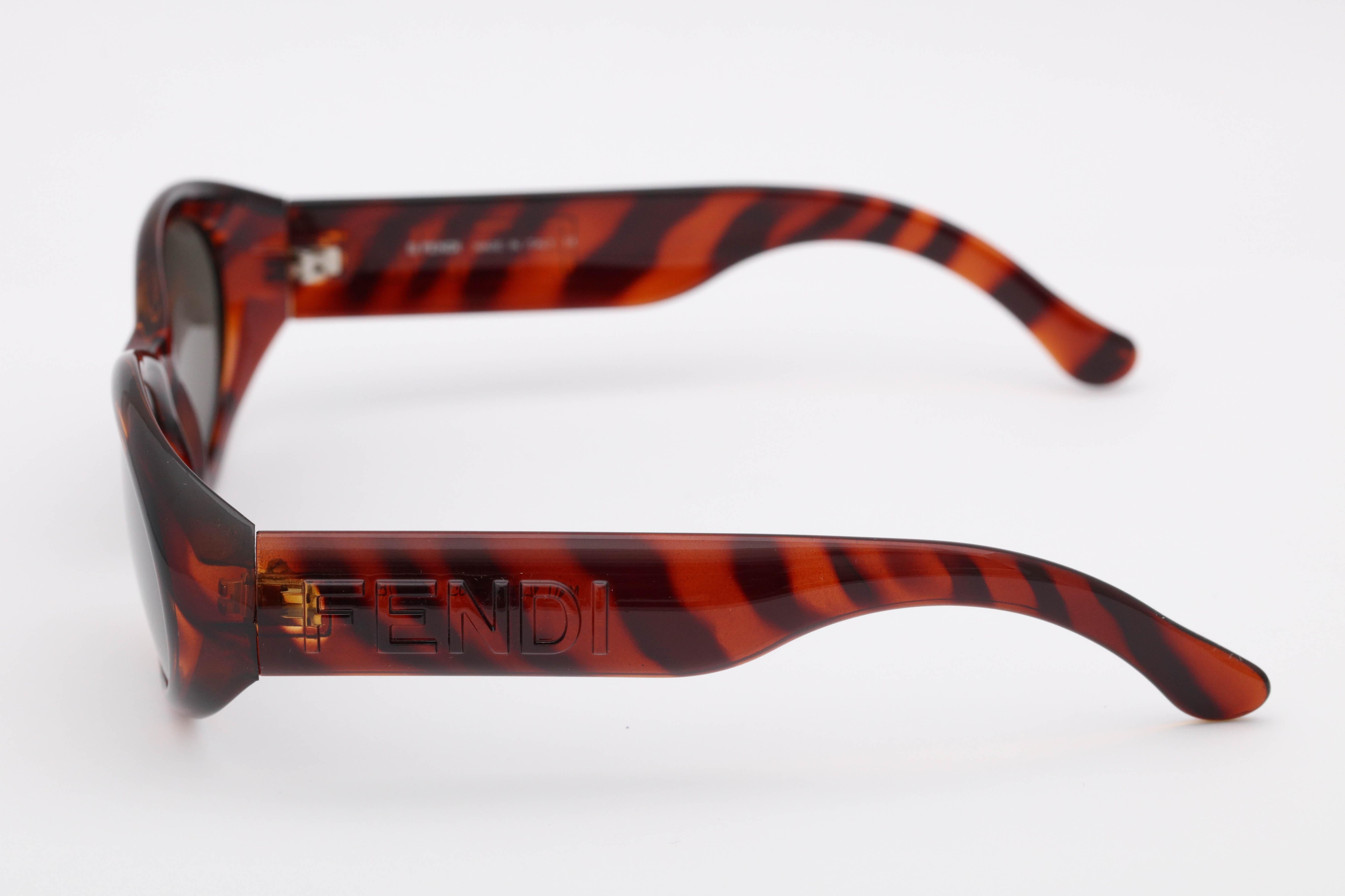 Timeless round Fendi tortoise sunglasses 

Frame Width: 134mm
Lens Width: 55mm
Frame Height: 42mm
Arm Length: 100mm