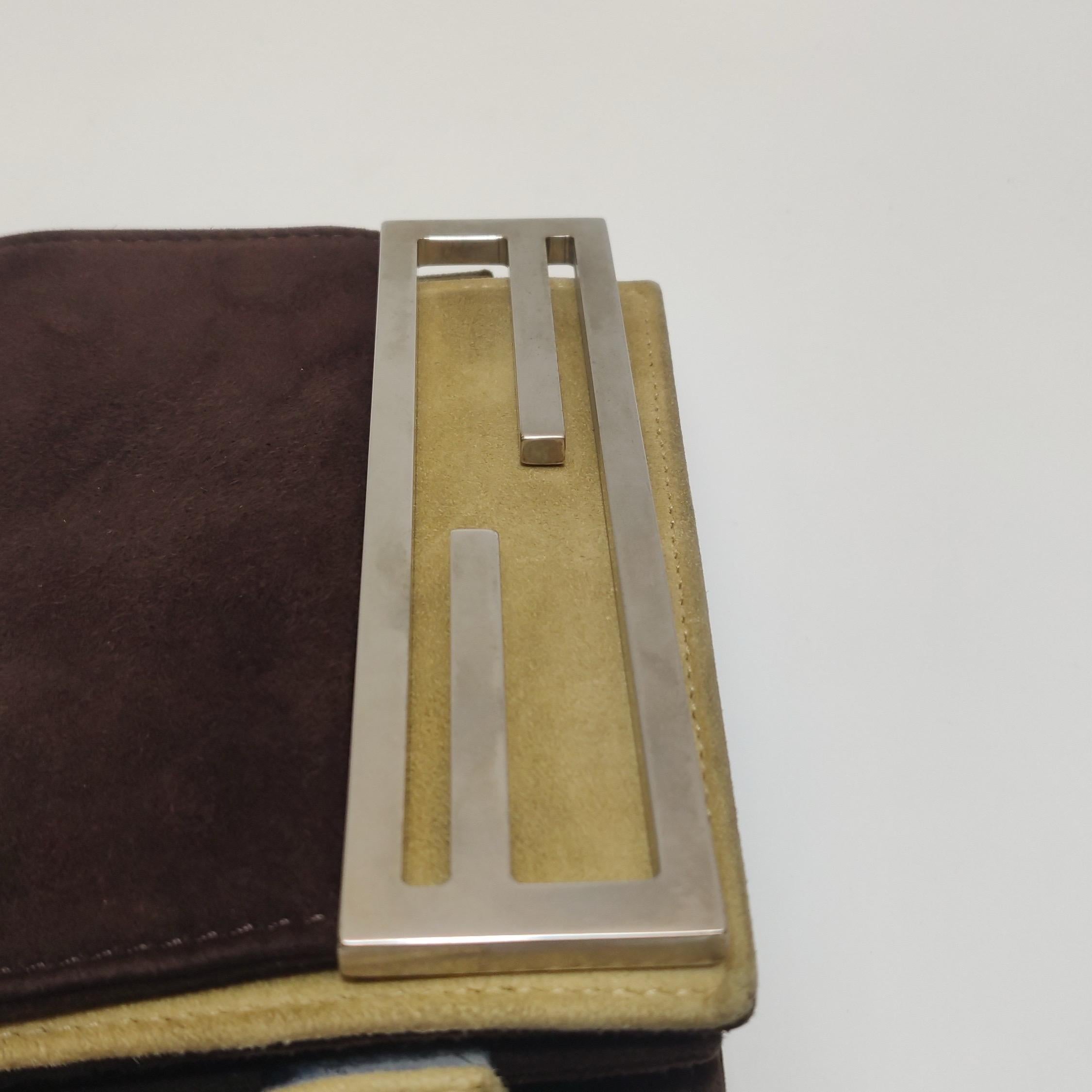 Fendi Vintage Mini Bicolore Marrone in pelle scamosciata con fibbia frontale Borsa a tracolla in vendita 5