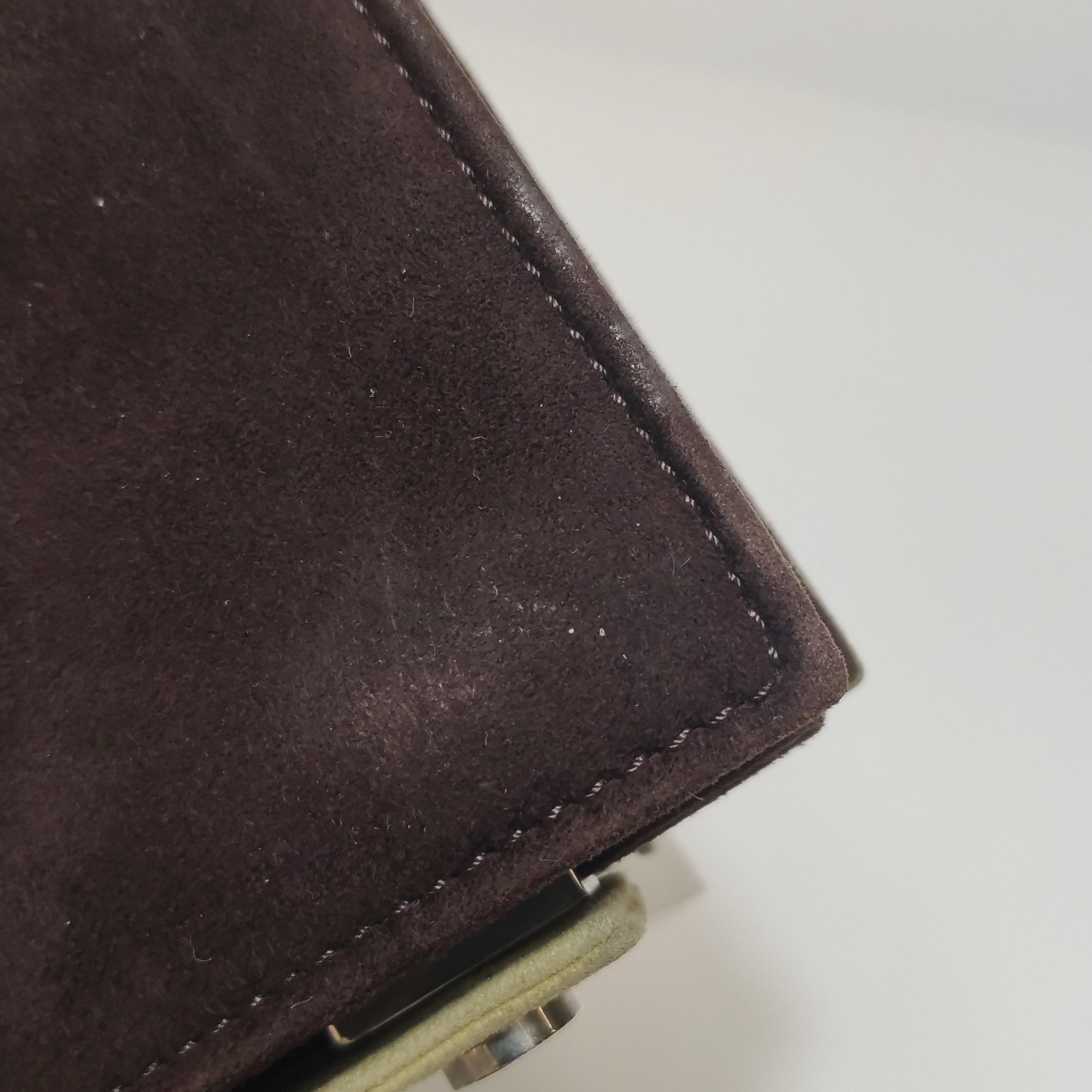 Fendi Vintage Mini Bicolore Marrone in pelle scamosciata con fibbia frontale Borsa a tracolla in vendita 9