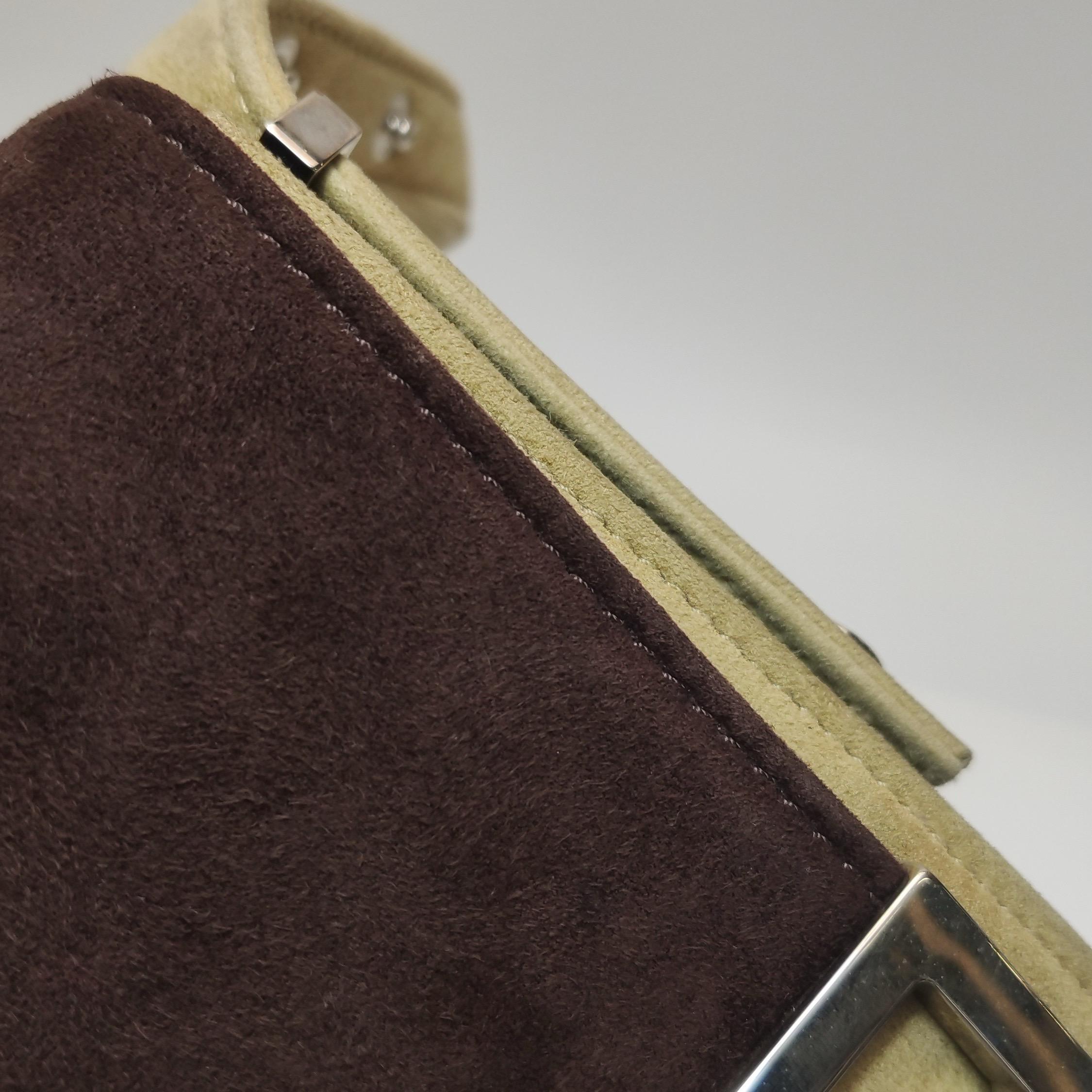 Fendi Vintage Mini Bicolore Marrone in pelle scamosciata con fibbia frontale Borsa a tracolla in vendita 13