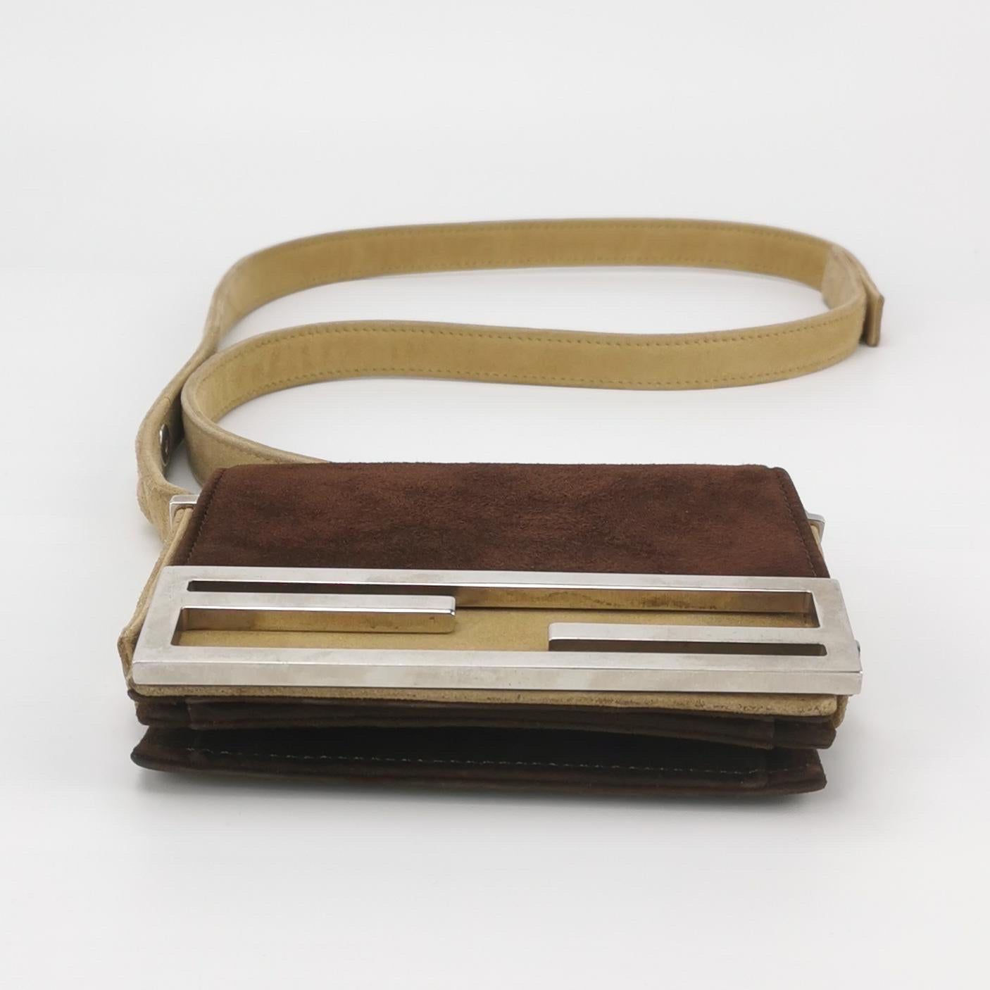 Fendi Vintage Mini Bicolore Marrone in pelle scamosciata con fibbia frontale Borsa a tracolla In condizioni buone in vendita a AUBERVILLIERS, FR