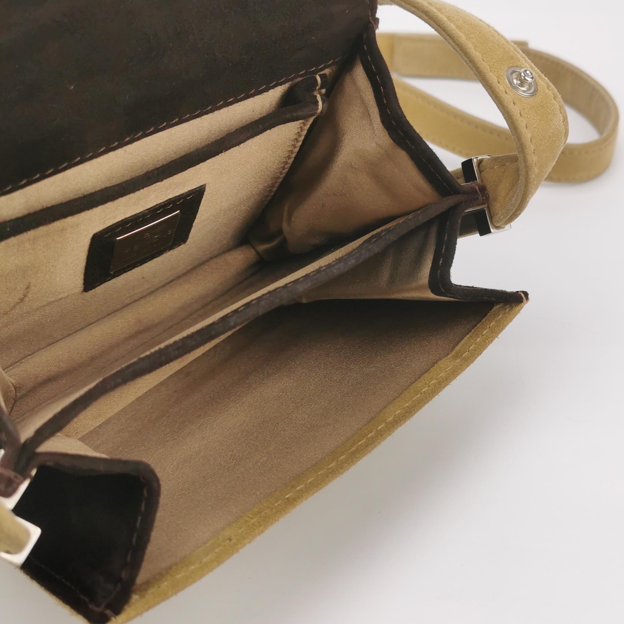 Fendi Vintage Mini Bicolore Marrone in pelle scamosciata con fibbia frontale Borsa a tracolla in vendita 2
