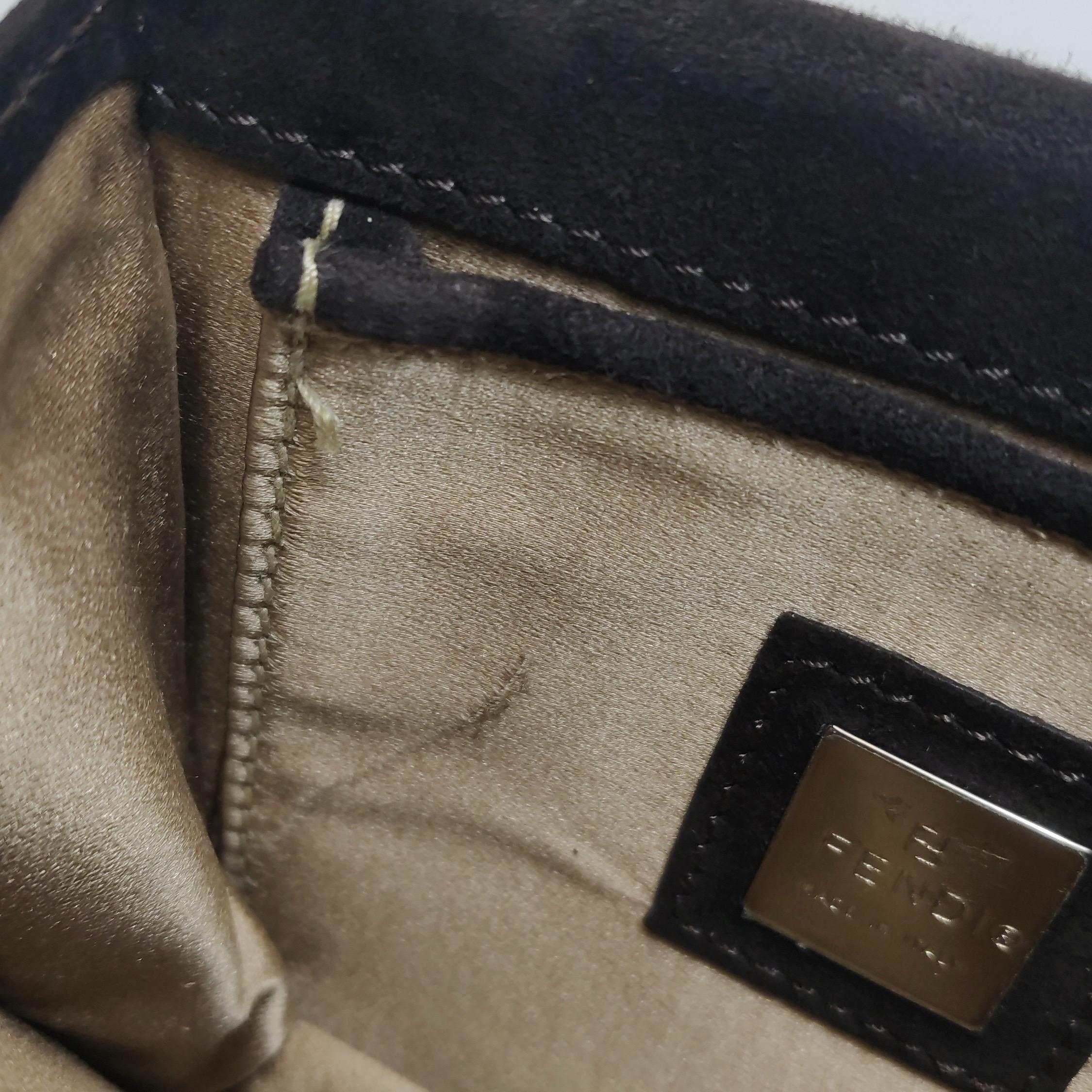 Fendi Vintage Mini Bicolore Marrone in pelle scamosciata con fibbia frontale Borsa a tracolla in vendita 3