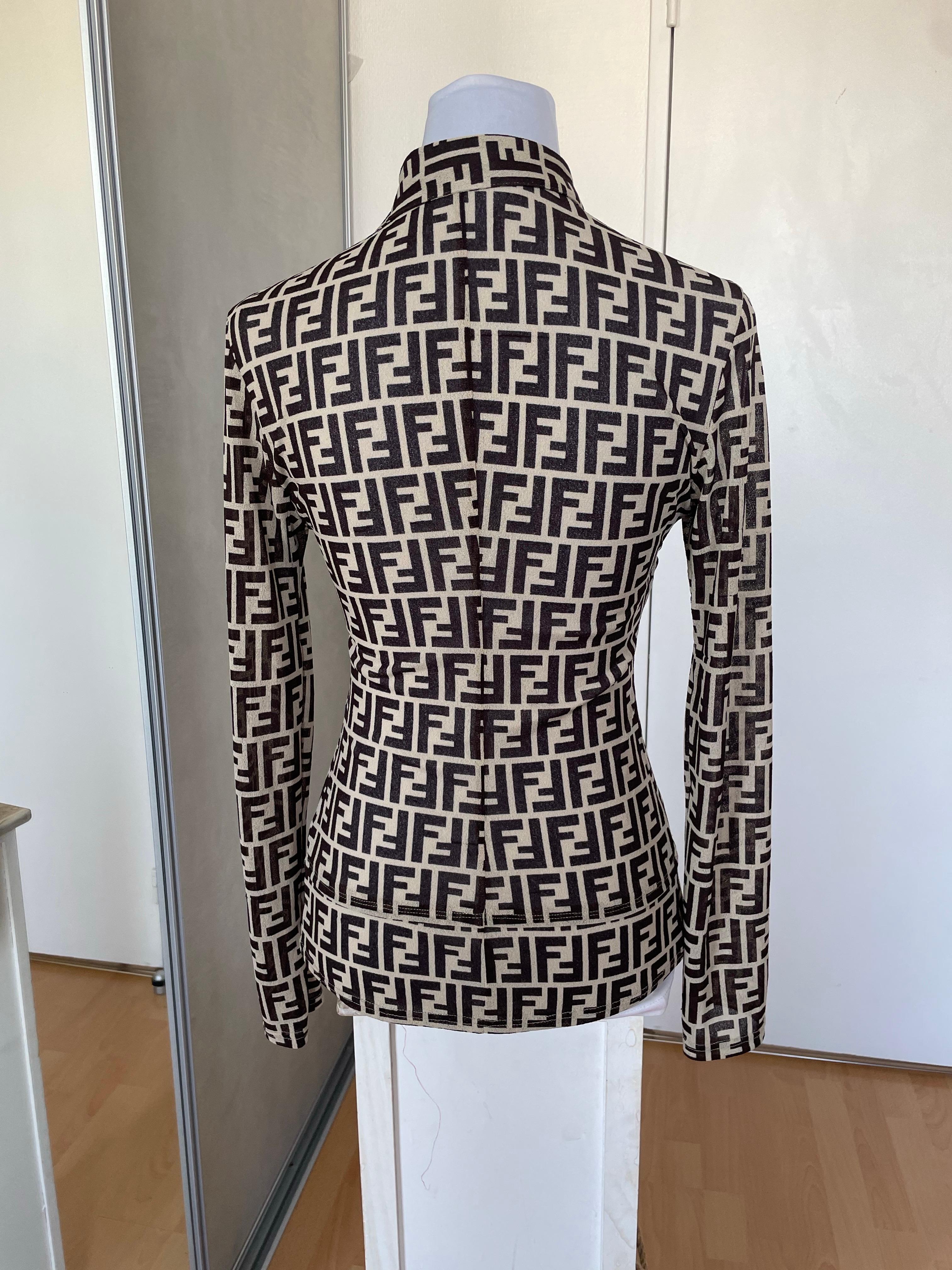 Bellissima camicia o camicetta Monogram di Fendi. Taglio aderente molto bello. Manca l'etichetta delle dimensioni e della composizione. È adatto a un 38 ed è un materiale a rete. Vintage.