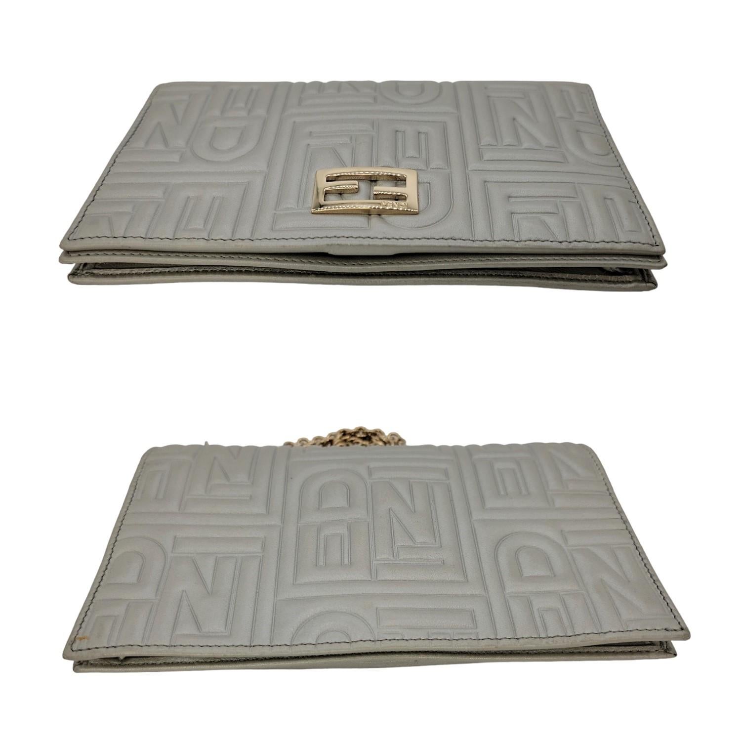 Fendi Vintage Nappa Logo Brieftasche an Kette Metallic Silber Damen im Angebot