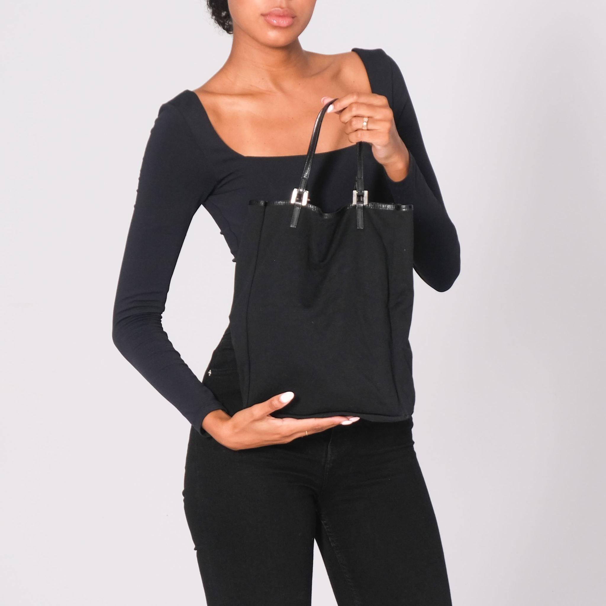 Mini bolso tote Fendi Vintage de nailon negro en venta 6