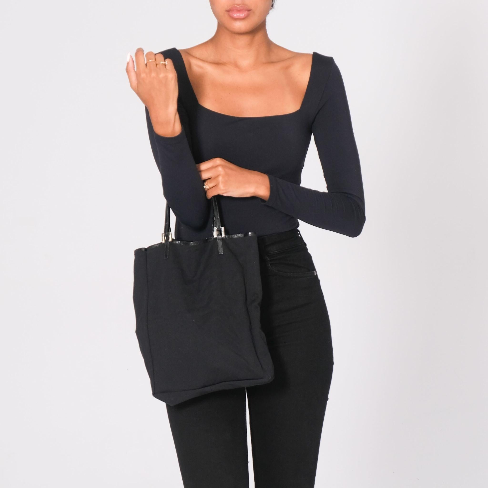 Bolso Fendi de los años 90. Vintage.

Color: Negro
Material: Nylon
Viene con: Bolsa antipolvo genérica
Estado: Bolsa adjunta con cierre de cremallera.
Fabricado en Italia

Medidas~
Altura 12
Anchura 9
Profundidad 3