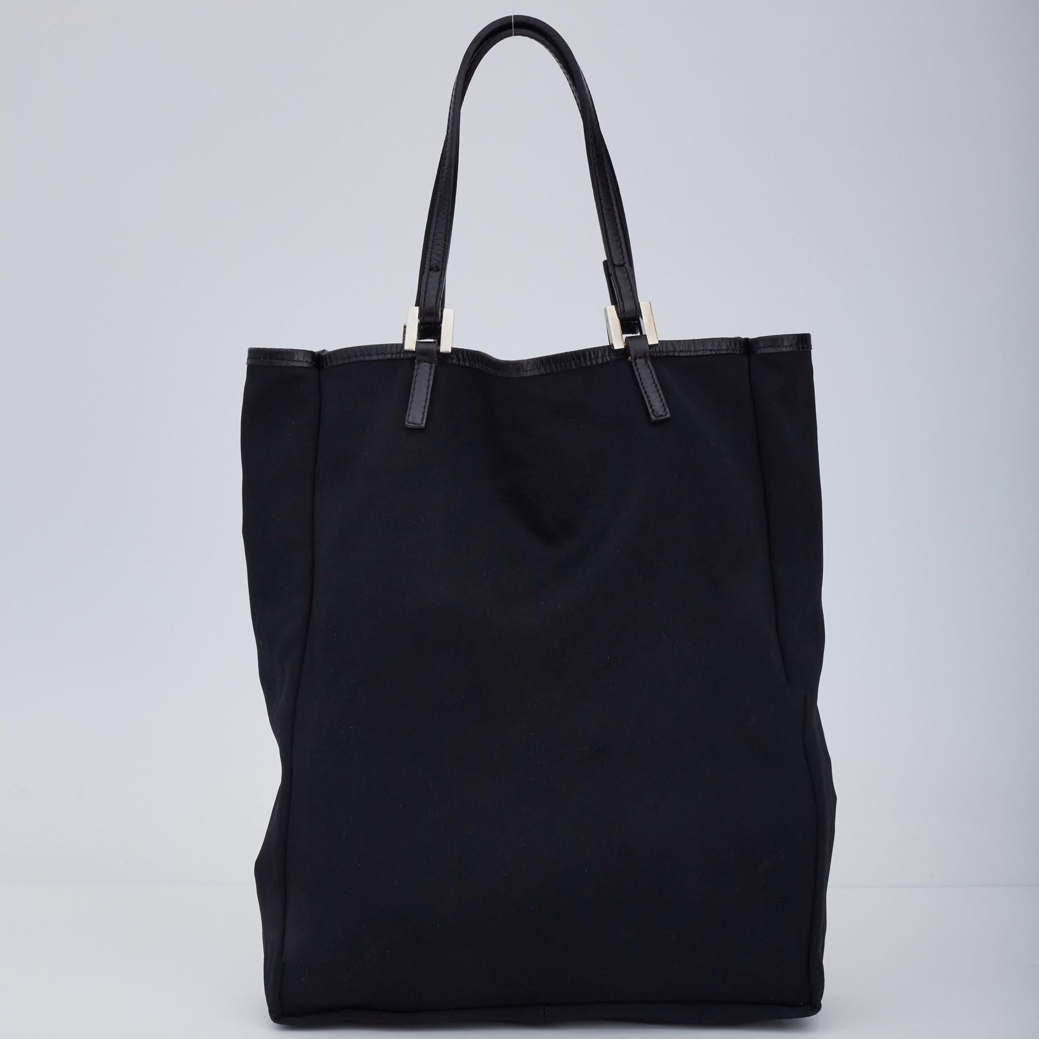 Mini bolso tote Fendi Vintage de nailon negro Negro en venta