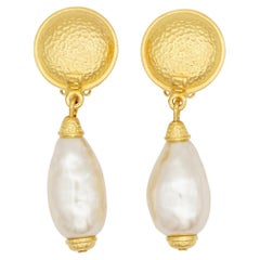Pendientes redondos de Fendi Vintage, modelo «Fendista Circle», con perla blanca y diseño barroco en oro, muy exclusivos
