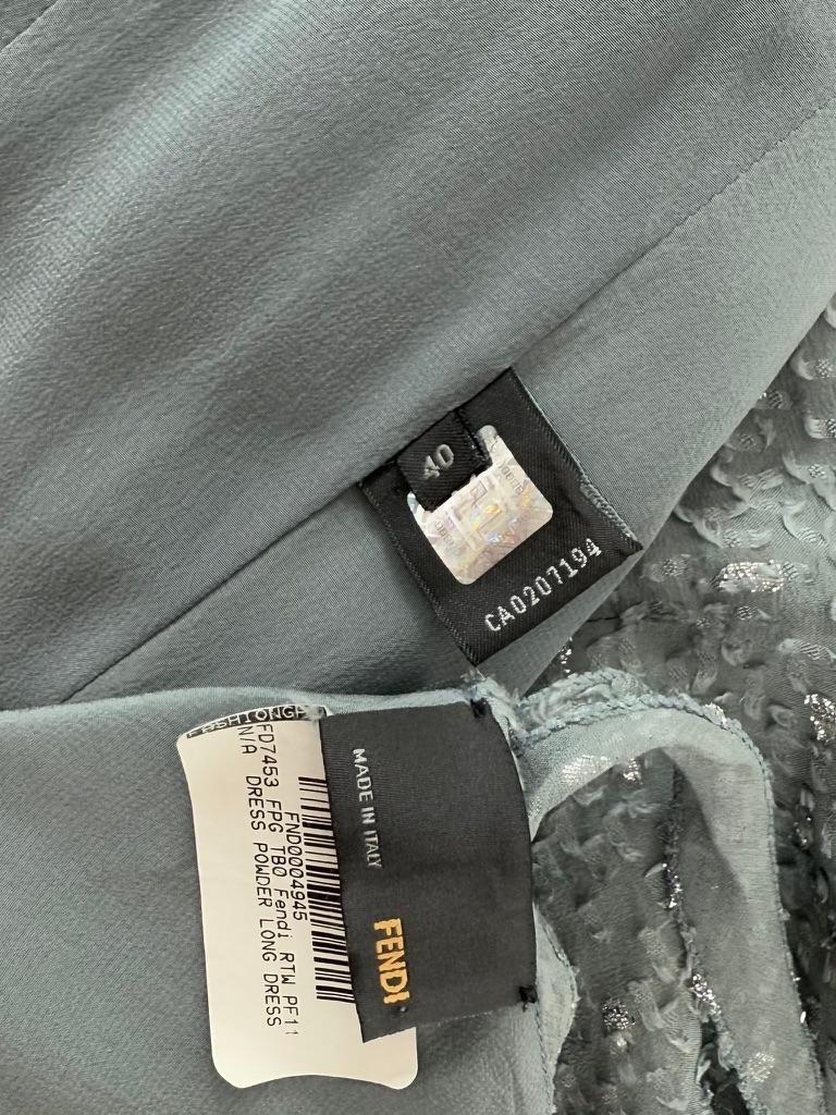 Fendi
Vintage Musterstück
Die weichste Seide, die ich je gefühlt habe
Sieht schwer aus, ist aber wahnsinnig leicht
Staubiges Puderblau mit Silberfaden
Hat einen Meerjungfrauen-ähnlichen Schuppeneffekt
Größe IT40
Ausgezeichneter Vintage-Zustand,