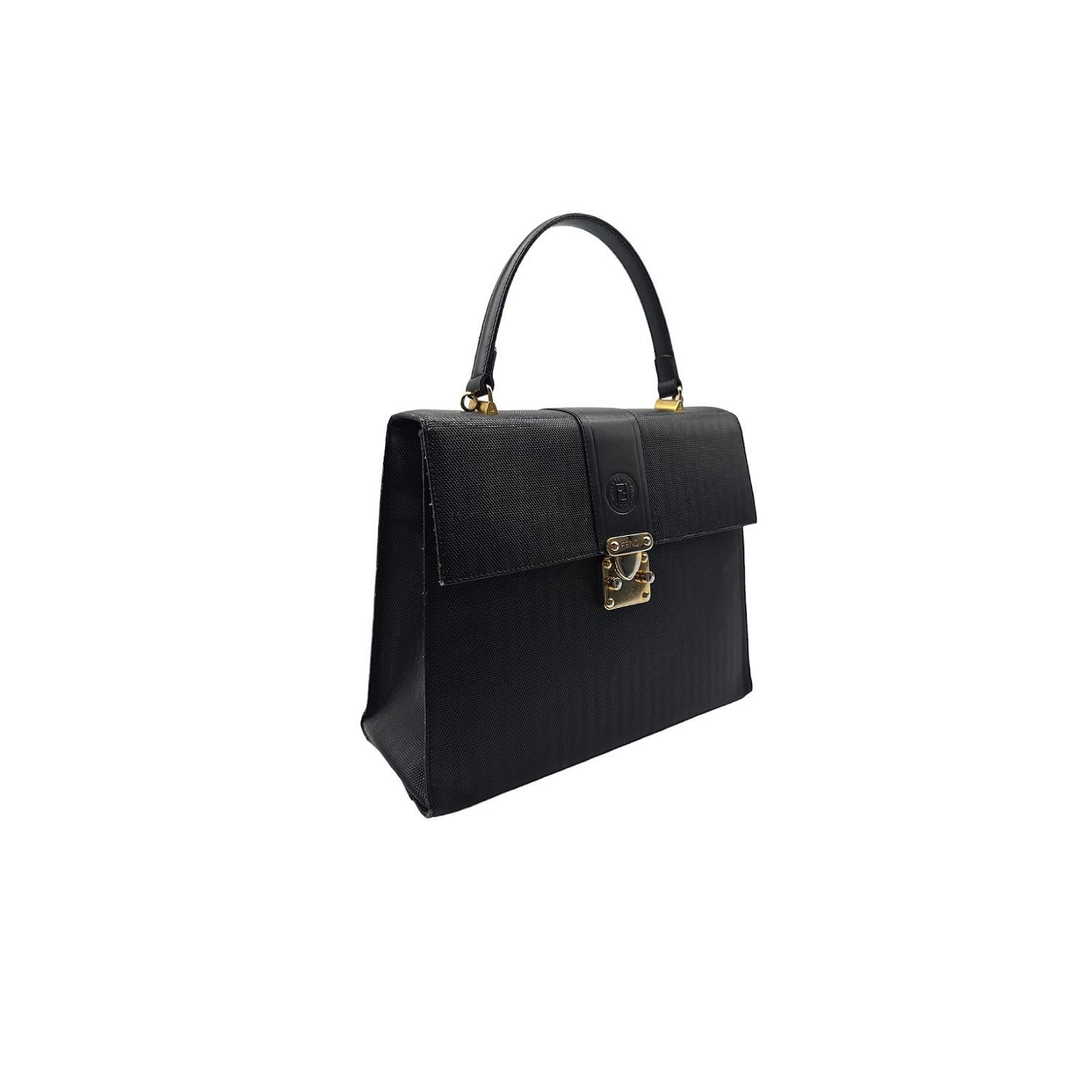 Diese von Fendi in Italien gefertigte Tasche mit Vintage-Griff ist sowohl elegant als auch funktional. Sie besteht aus strapazierfähigem, beschichtetem Canvas mit Lederbesatz und verfügt über einen klassischen Druckverschluss und ein geräumiges