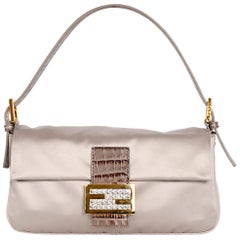 Bolso de solapa tipo baguette vintage Fendi de satén plateado/gris con adornos de cristal en tono dorado