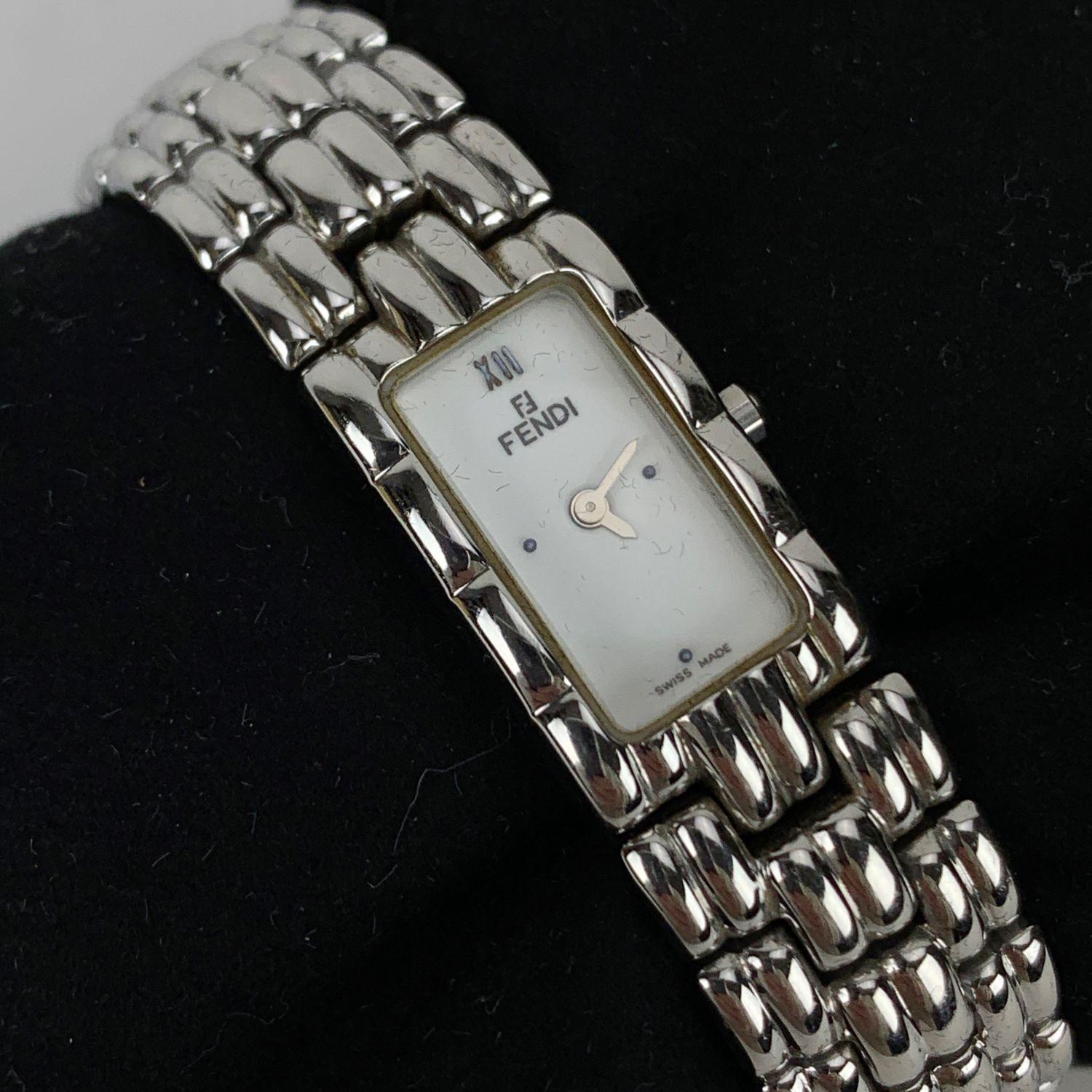 Montre Fendi en acier inoxydable de couleur argentée, modèle 660L. 660 L. Cadran blanc avec index en chiffres romains et points et deux aiguilles. Verre saphir. Mouvement à quartz de fabrication suisse. Fendi écrit sur le visage. Boucle déployante.