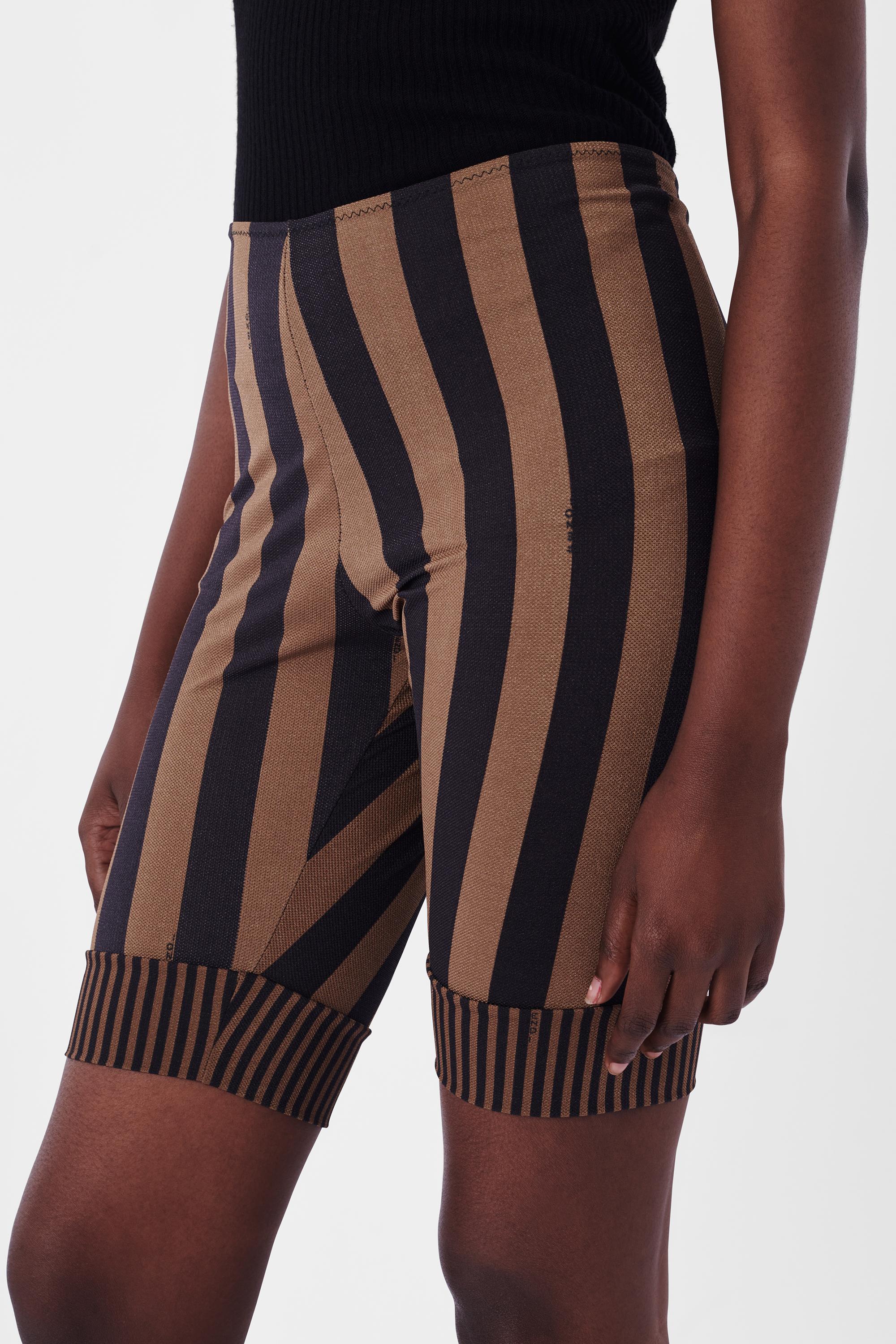 We are excited to present this Fendi Vintage Striped Cycling Shorts. Features mid rise and black and brown large stripes on top with smaller stripes on hem. In excellent vintage condition. Authenticity guaranteed.

Label size: Medium
Modern size: UK