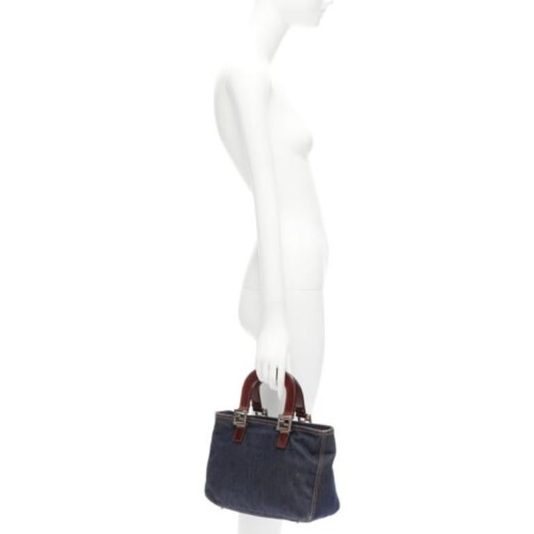 Borsa Fendi Vintage Twin in denim blu scuro con fibbia FF con manico marrone
Riferimento: KNCN/A00048
Marchio: Fendi
Materiale: Denim, Pelle
Colore: Marrone, Blu
Modello: Tinta unita
Chiusura: bottoni a pressione
Fodera: Tessuto marrone
Prodotto in: