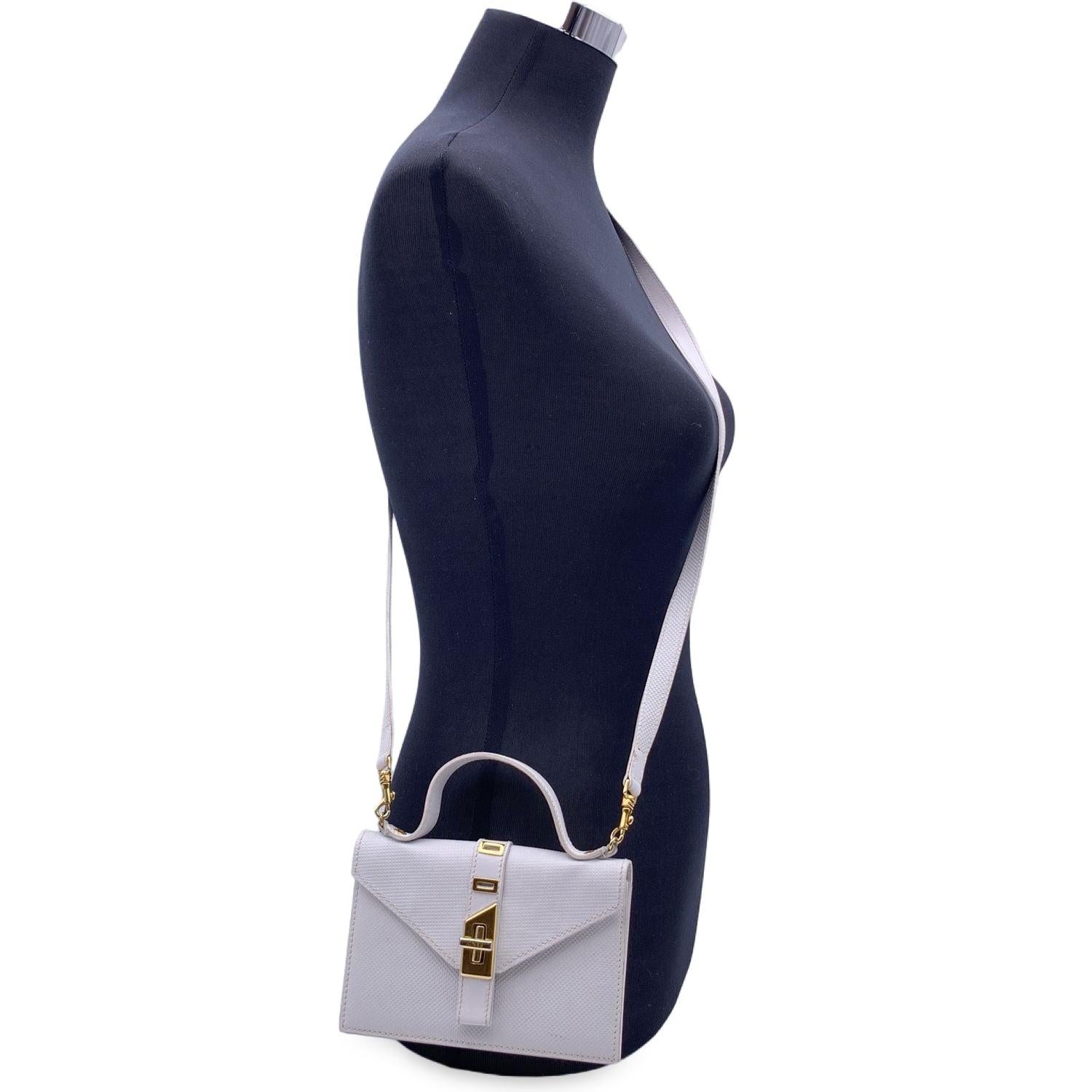 Vintage Fendi Mini-Tasche aus weißem strukturiertem Leder. Can als Handtasche, als Umhängetasche oder als Geldbörse verwendet werden. Klappe mit Drehverschluss. 3 Fächer, 1 Reißverschlussfach und 1 flaches offenes Innenfach. Goldfarbene