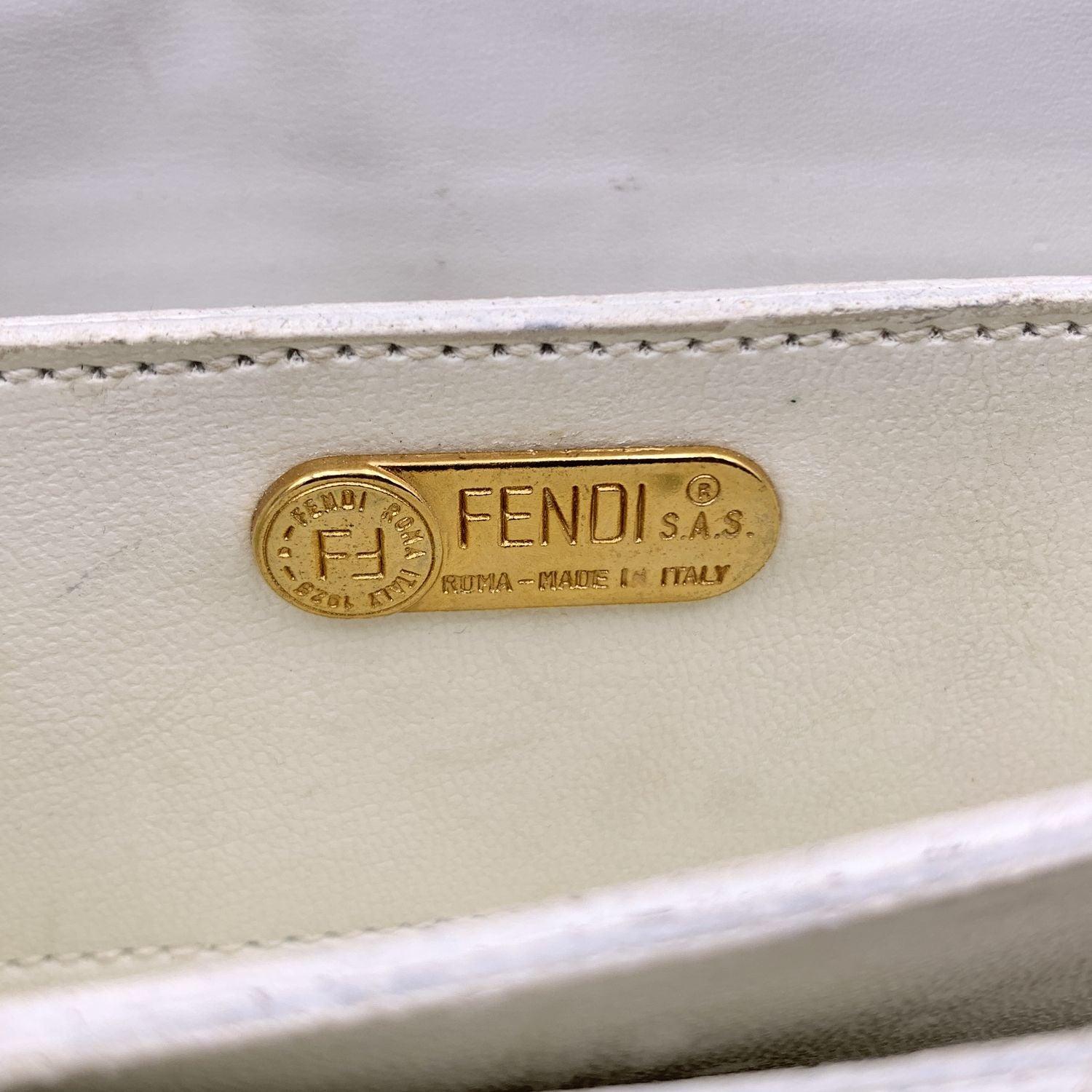 Fendi Vintage Weiße strukturierte, umwandelbare Mini-Handtasche aus Leder im Angebot 2
