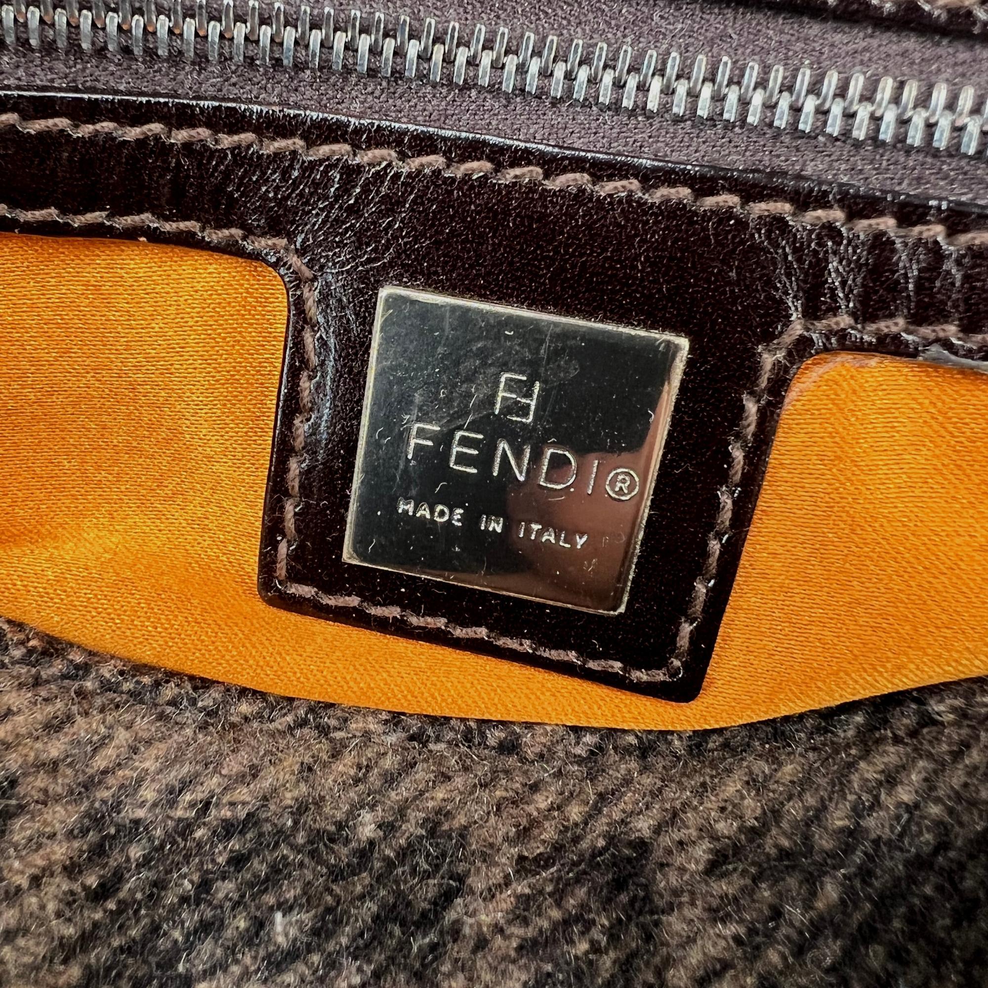 Fendi Vintage Wool Crochet Floral Brown Zucca Baguette Bag In Good Condition In Montreal, Quebec