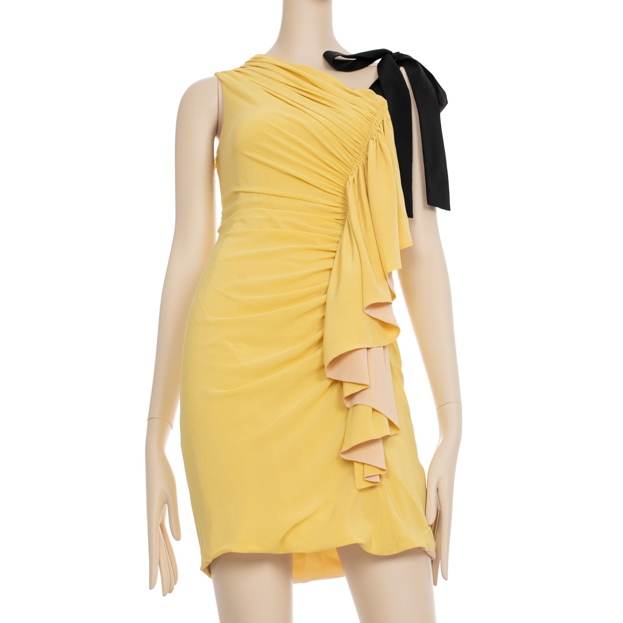 Dieses elegante Kleid von Fendi wurde aus zwei komplementären Gelb- und Nude-Tönen gefertigt und mit Rüschendetails versehen, die für subtile Struktur sorgen. Perfekt für sommerliche Cocktail-Events - mit diesem stilvollen Stück heben Sie sich von