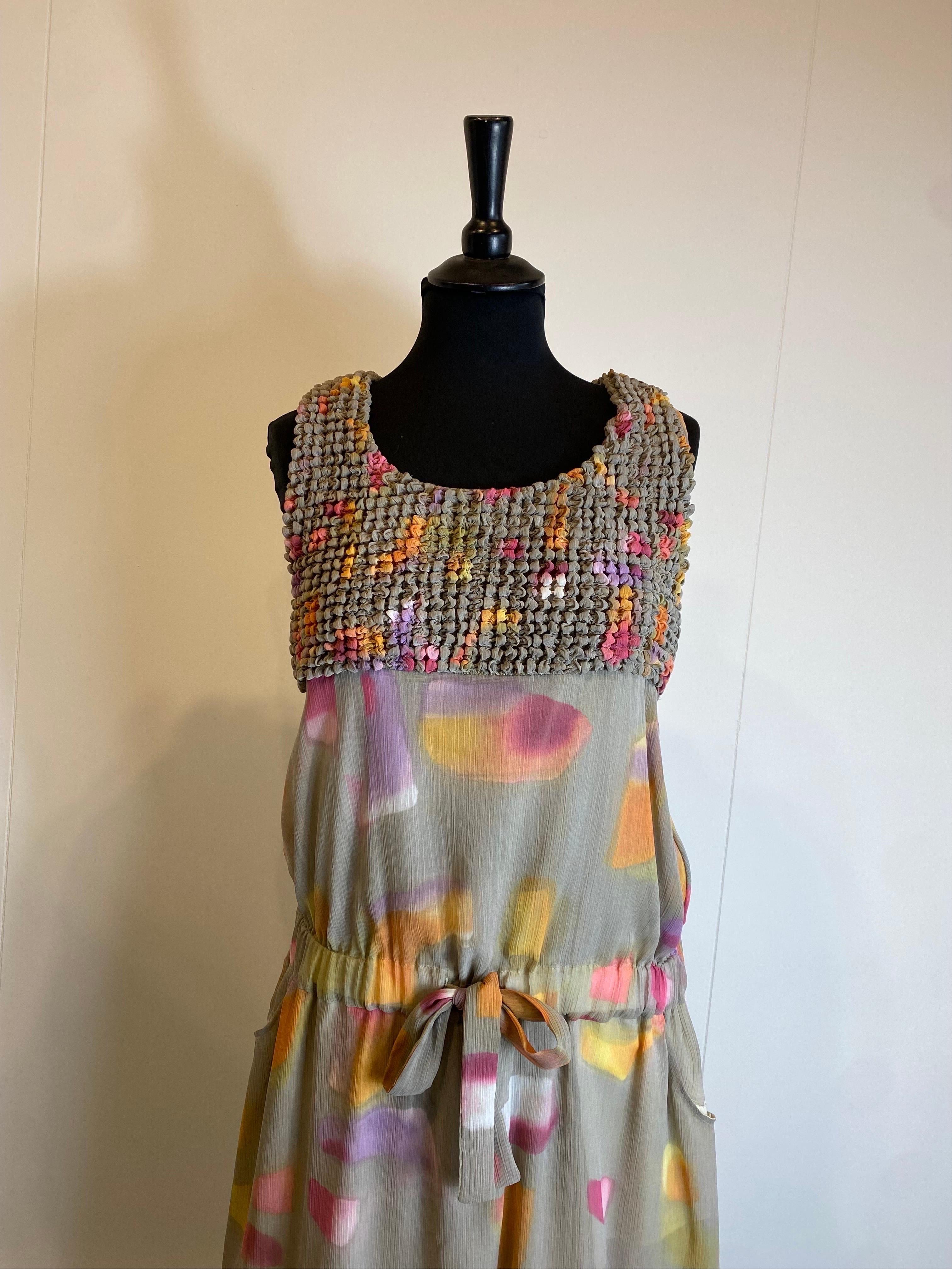 Fendi long dress.
Composition label missing but we think it is silk.
Cotton lined.
Very particular watercolor fantasy.
Features drawstring at hip height
Italian size 42
Bust 42 cm
Waist 40cm
Length 132 cm
Excellent general condition, with minimal