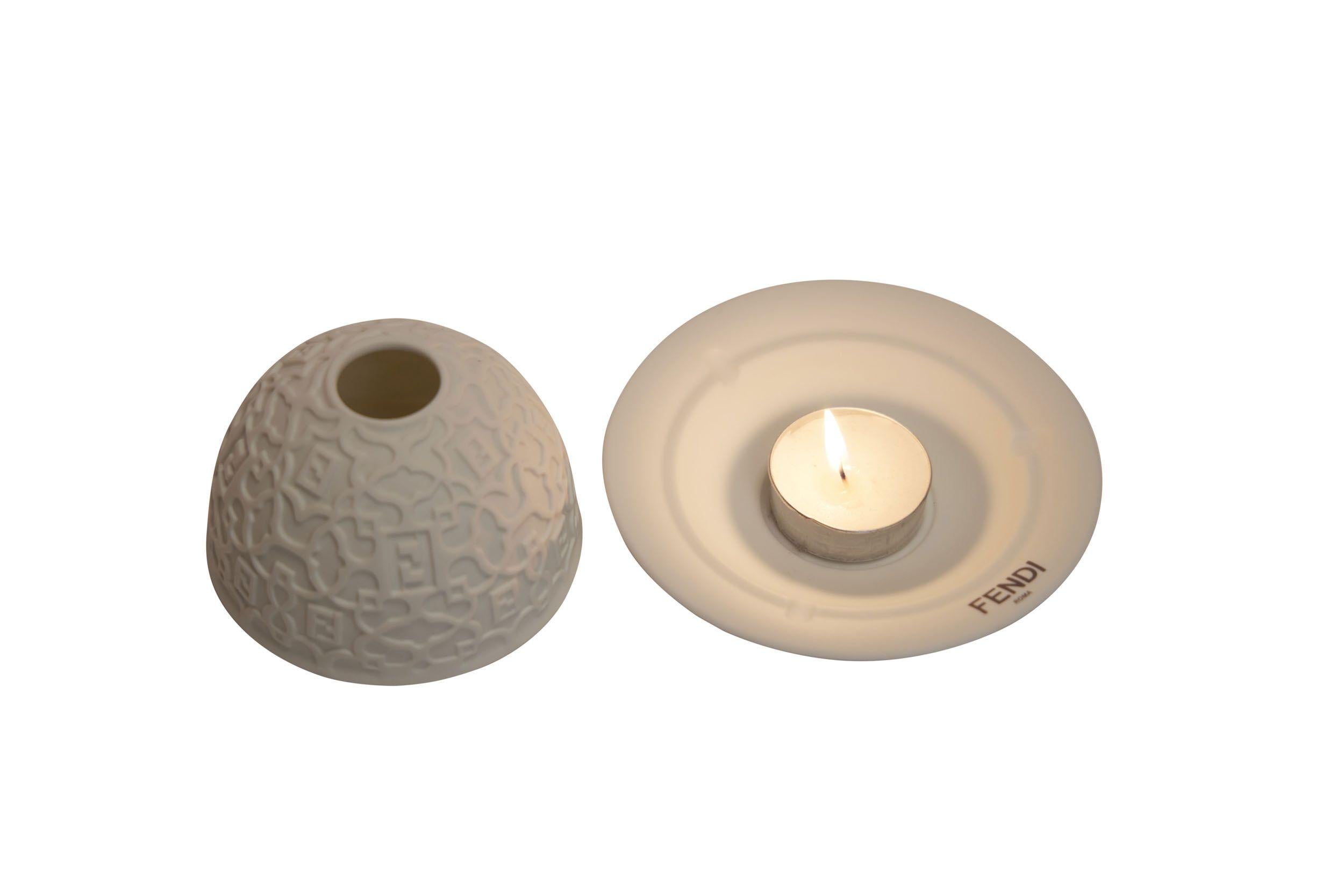 FENDI Kerzenständer aus weißer Keramik (Grau) im Angebot