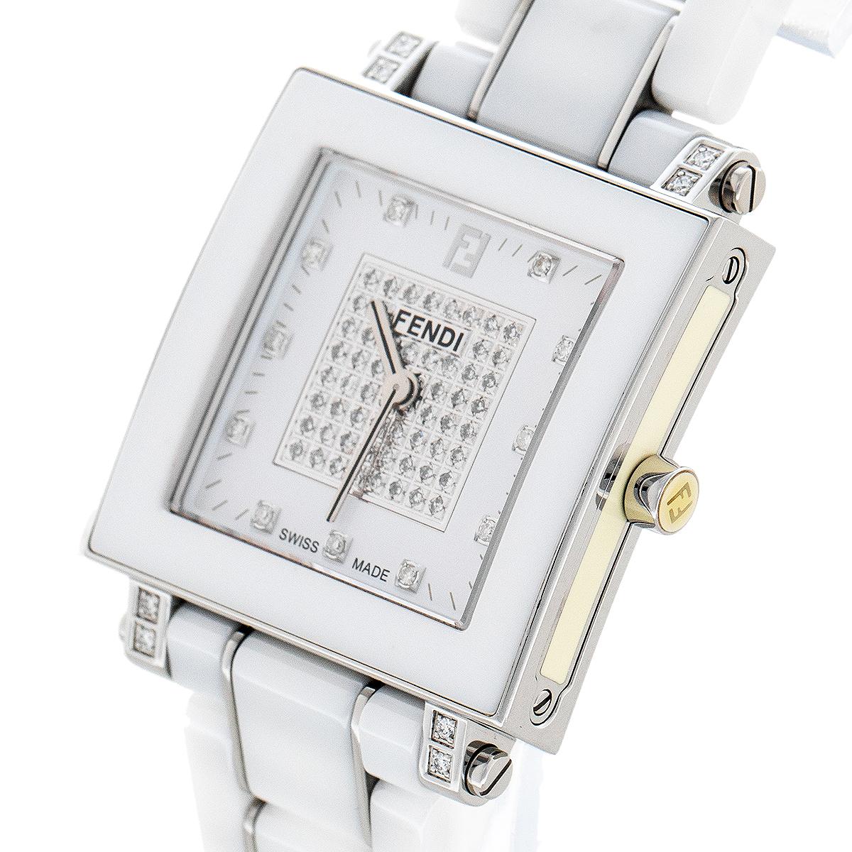Perfect to pair with your daytime party looks and a subtle hint of glamour, this Fendi Quadro wristwatch is effortlessly elegant. Constructed in stainless steel material, this watch is accented with white ceramic all across the bracelet and the