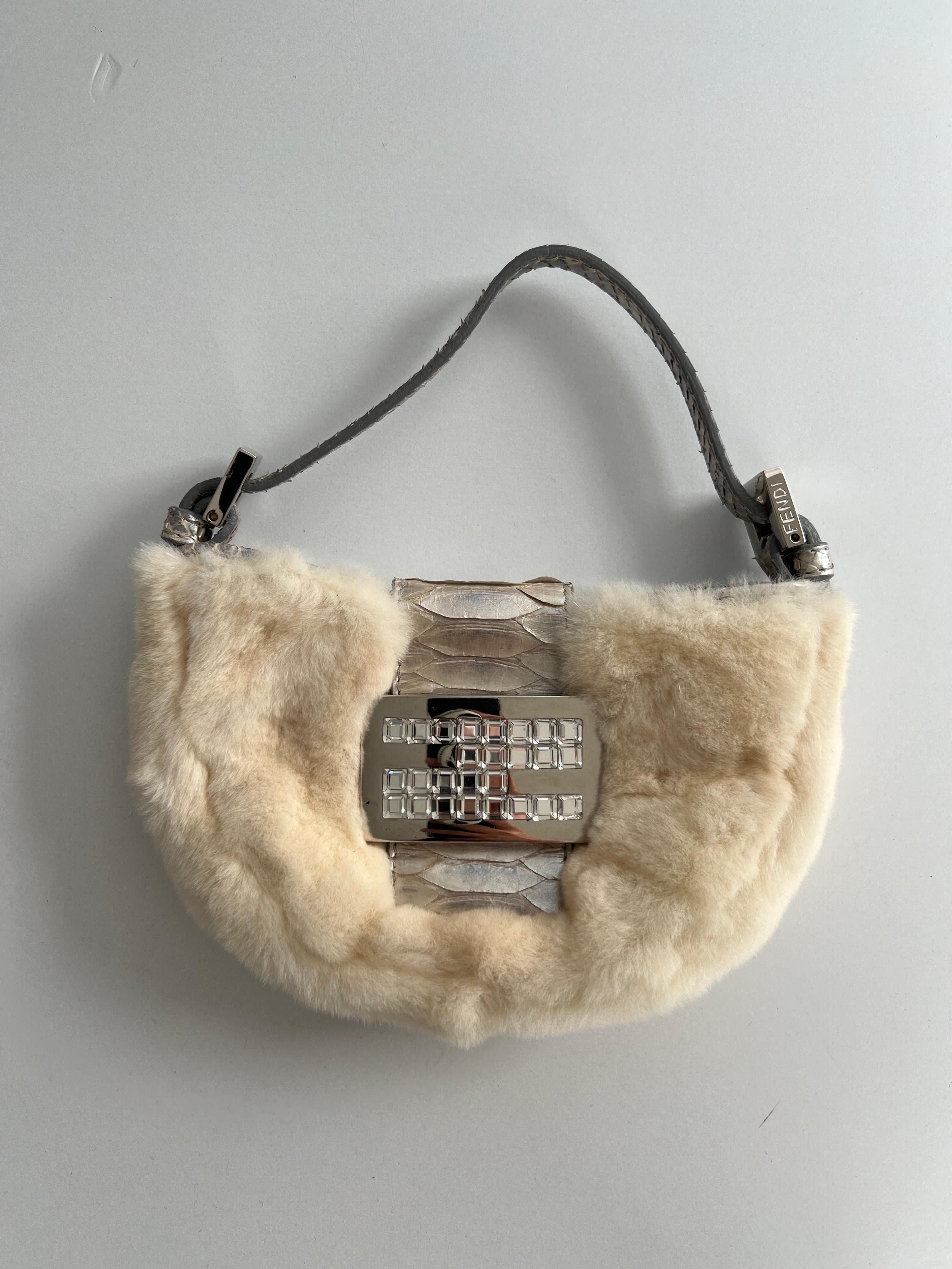 Rare Fendi Chinchilla fur croissant bag
Very good condition
No noticeable stains or flaws
Rhinestone buckle, no rhinestone missing
Clean satin interior
Natural white with a little light caramel color. It's original color, no dirt, no dye.
Silver