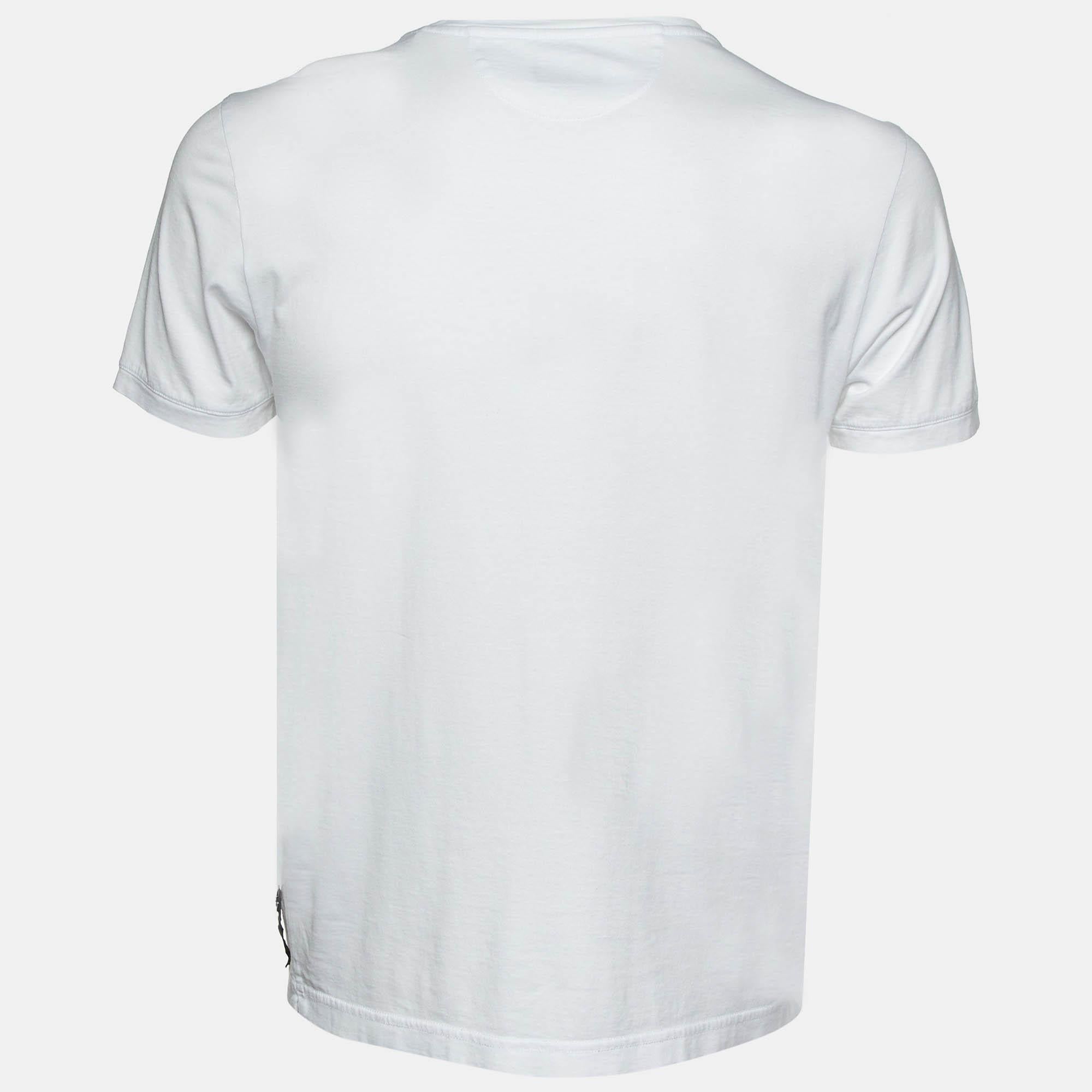 A perfect combination of comfort luxury and style this designer t shirt is a must have piece Made from quality materials the creation can be styled with denim pants and sneakers for a cool look.