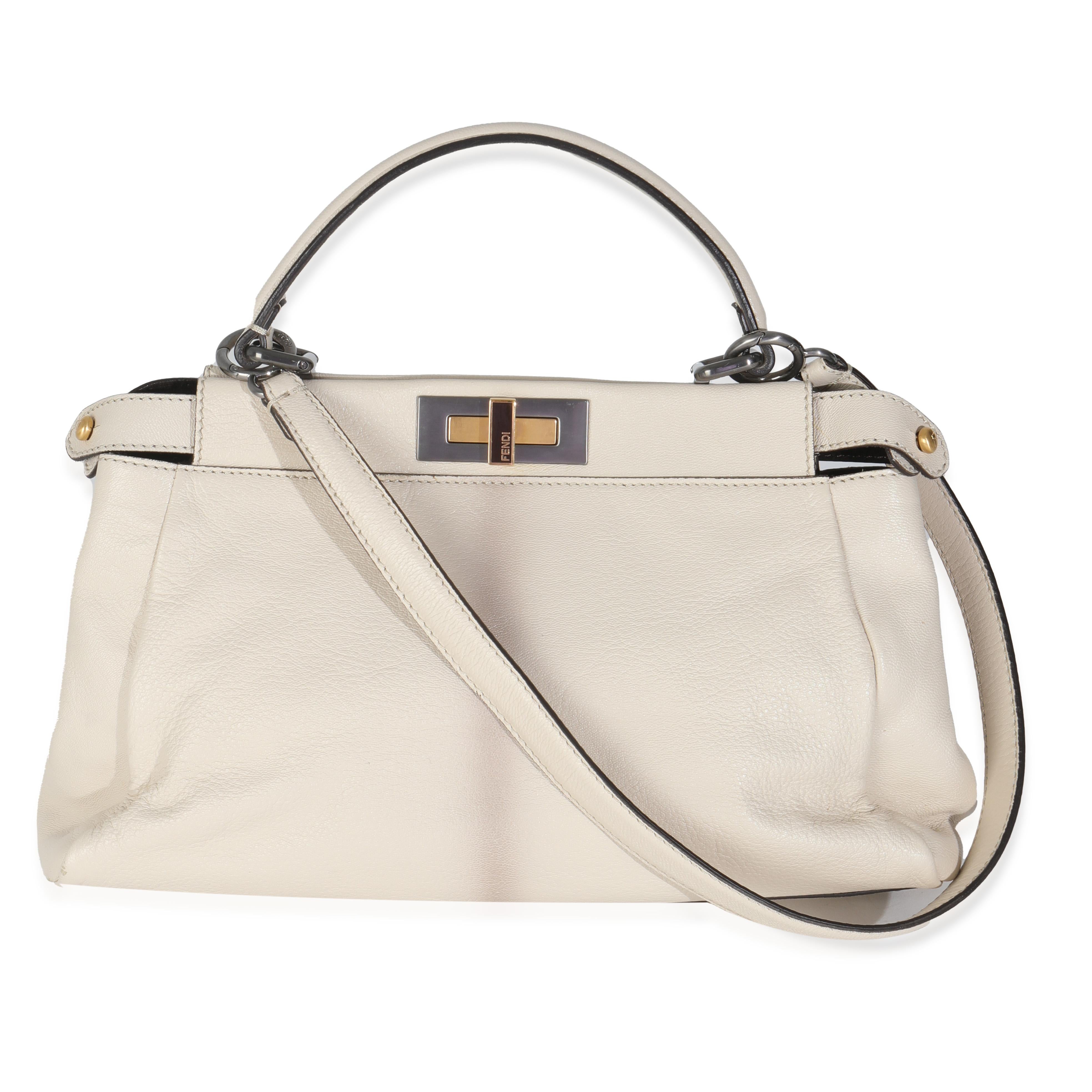 Listing Title : Fendi White Goatkin Beige Python Medium Peekaboo Iconic Satchel (Cartable Iconique en cuir de chèvre blanc)
SKU : Z145222
Condit : Usagé 
Description de l'article : Le sac fourre-tout Peekaboo IseeYou, à la silhouette structurée, est