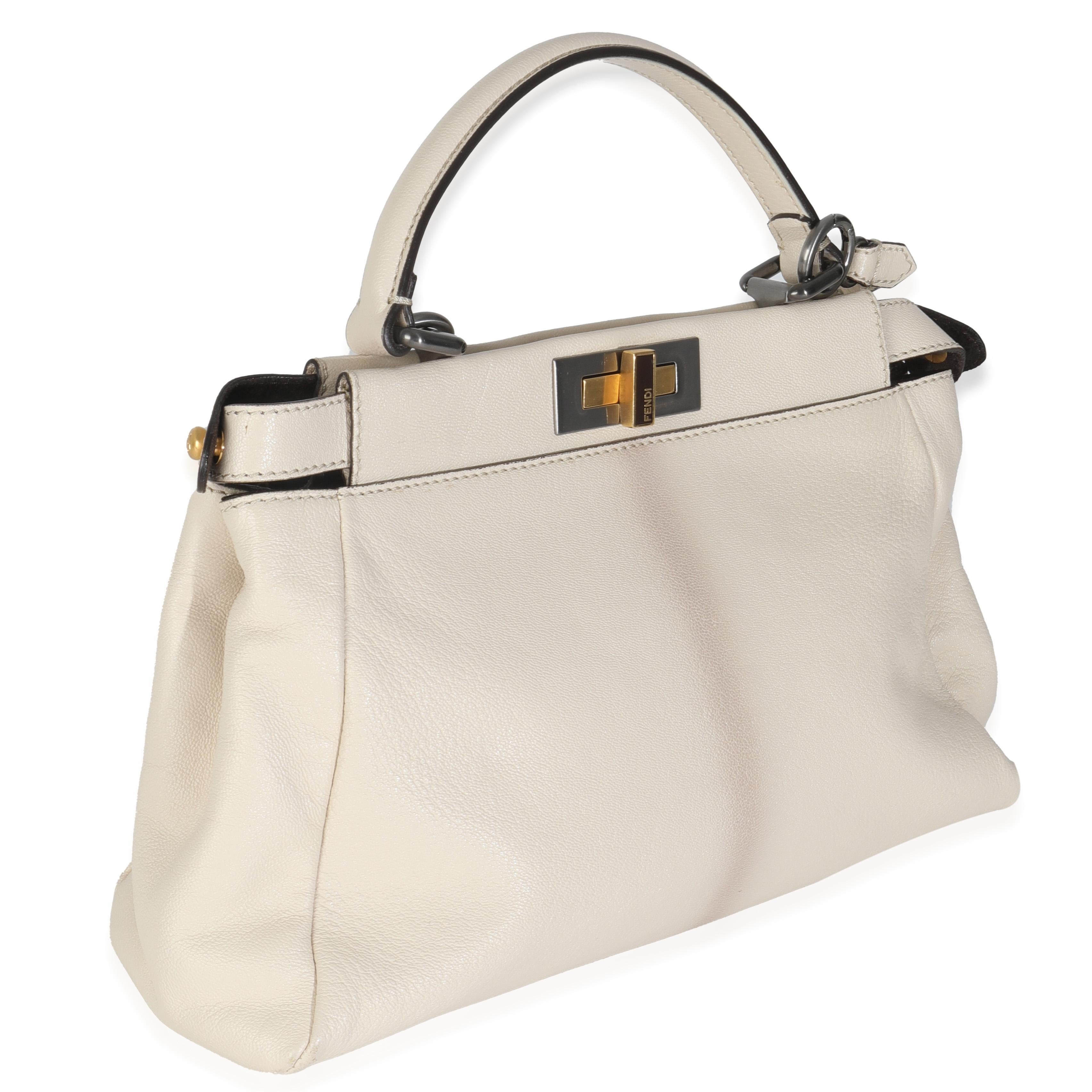 Beige Fendi Sac à main emblématique Peekaboo taille moyenne en peau de chèvre blanche et python beige en vente