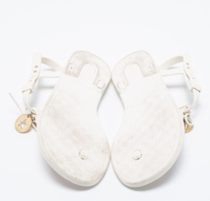 Diese Sunny Sandalen aus dem Hause Fendi sind jugendlich und stilvoll! Sie wurden aus Gelee hergestellt, was sie wasserfreundlich macht und gleichzeitig für Komfort an den Füßen sorgt. Das Paar hat ein Zehensteg-Design und ist mit Logo-Charme und