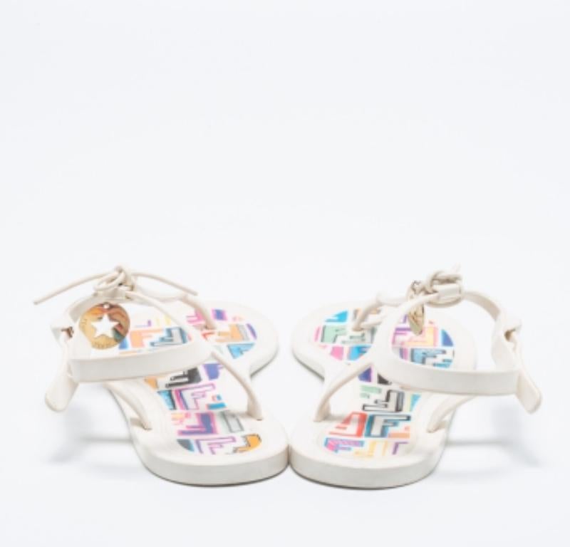 Fendi Weiß Jelly Logo Charm Sunny Zehensandalen Größe 36 im Zustand „Gut“ im Angebot in Dubai, Al Qouz 2