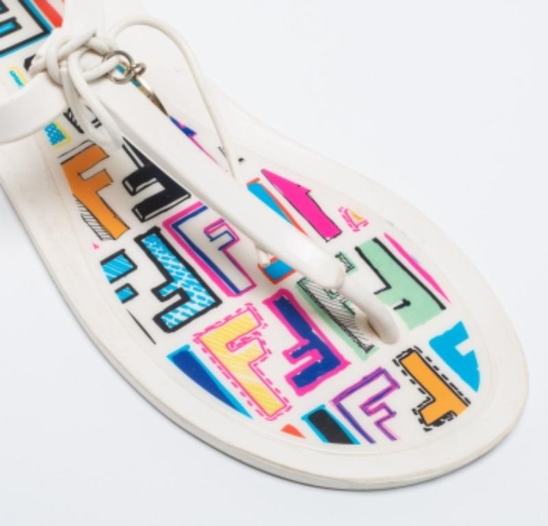 Fendi Weiß Jelly Logo Charm Sunny Zehensandalen Größe 36 im Angebot 1
