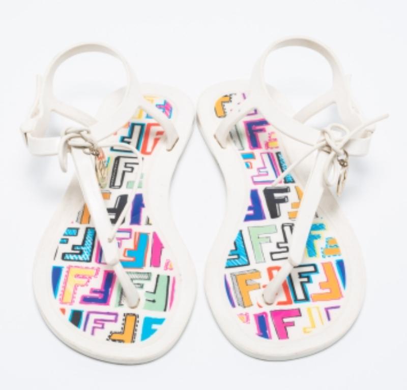 Fendi Weiß Jelly Logo Charm Sunny Zehensandalen Größe 36 im Angebot 2