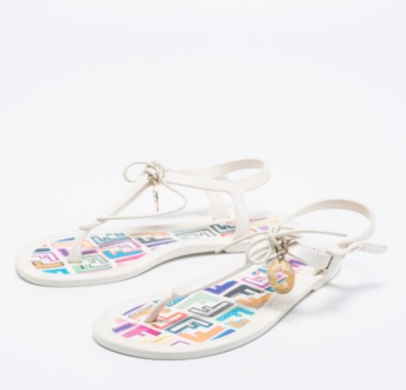 Fendi Weiß Jelly Logo Charm Sunny Zehensandalen Größe 36 im Angebot 3