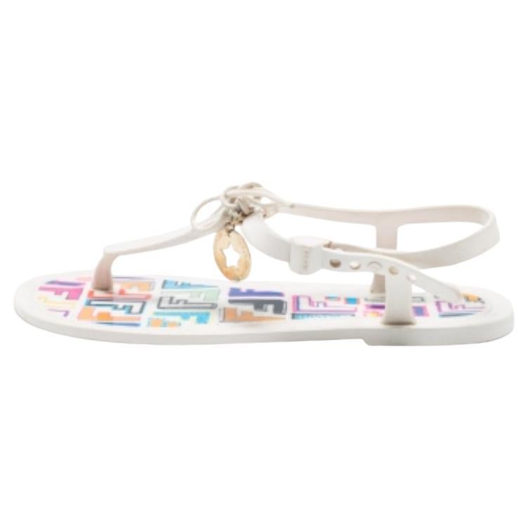 Fendi Weiß Jelly Logo Charm Sunny Zehensandalen Größe 36 im Angebot