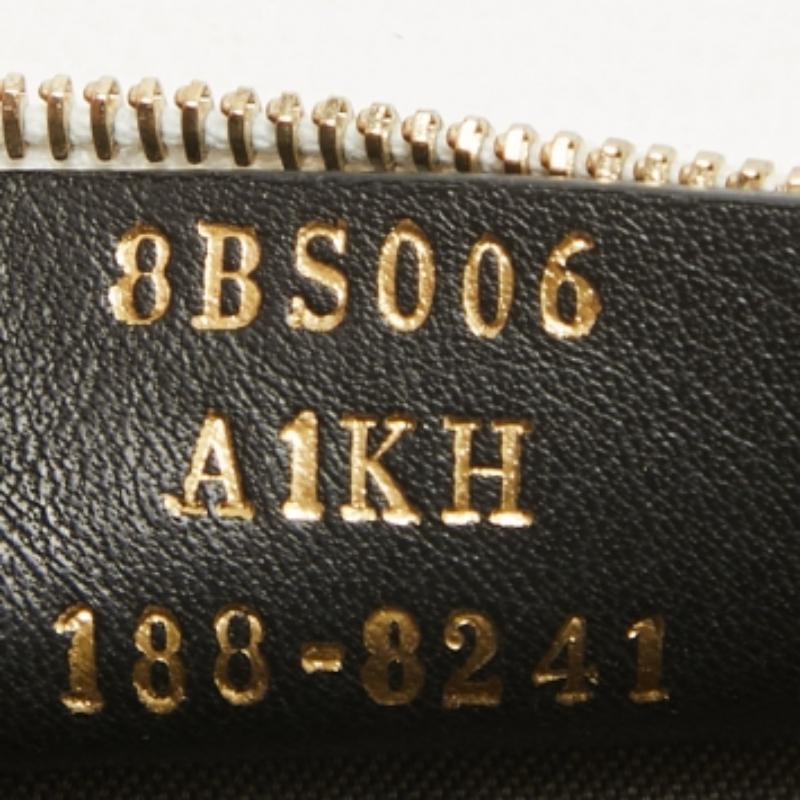 This Fendi Wallet On Chain has been beautifully crafted using white leather. The flap carries the F logo in gold-tone metal, and it secures a lined interior sized to dutifully hold your essentials. The bag is complete with a shoulder chain.