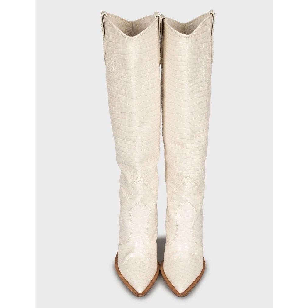 Gehen Sie stilvoll aus mit diesen schicken weißen Lederstiefeln von Fendi! Diese Stiefel haben eine spitze Spitze und einen charakteristischen asymmetrischen Absatz, der sie zu einer einzigartigen Ergänzung Ihrer Garderobe macht. Der Slip-on-Stil